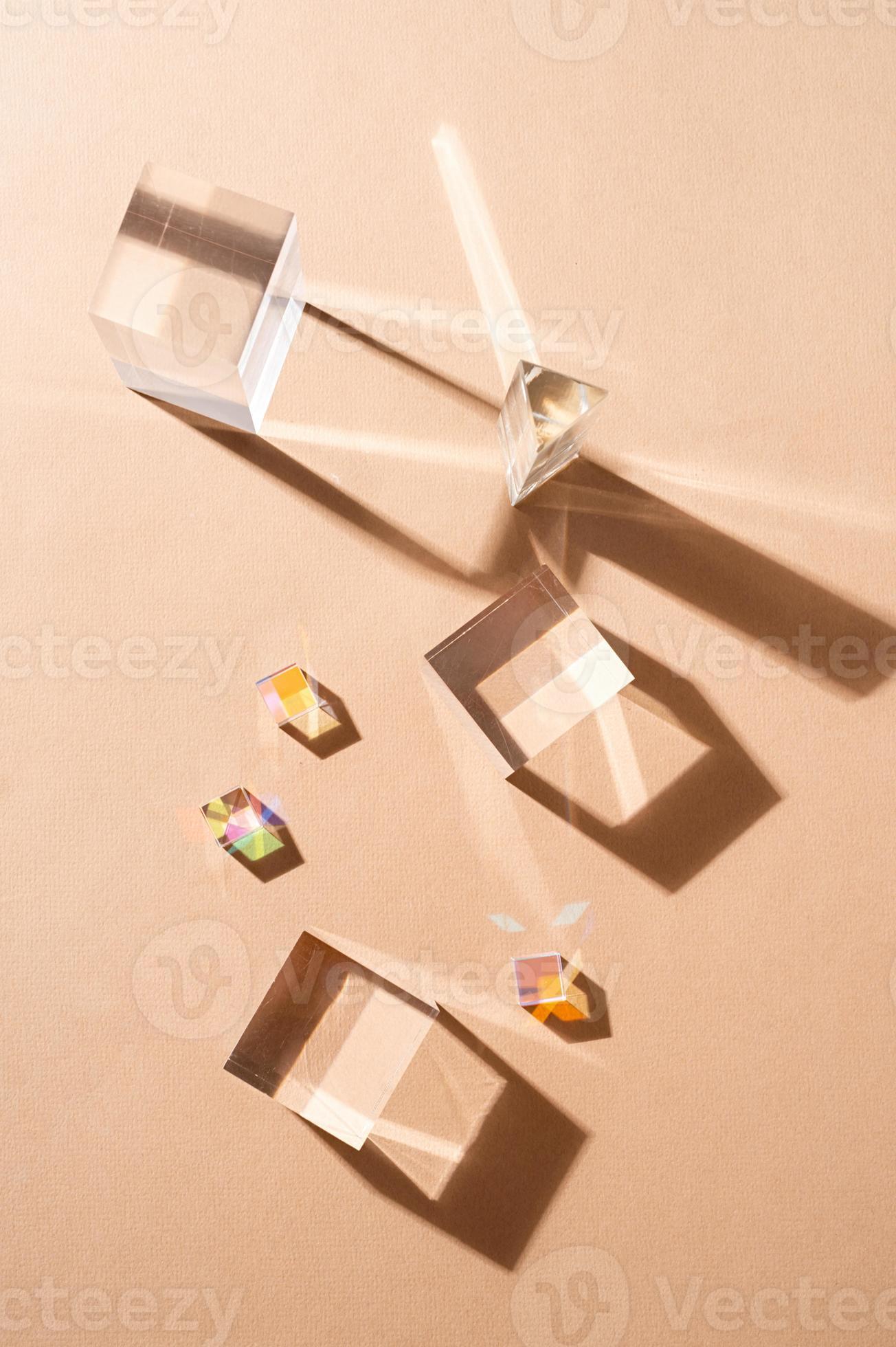 bedriegen Abnormaal Continu glas prisma's reflecteren licht maken mooi schaduwen Aan beige achtergrond  18120642 Stockfoto