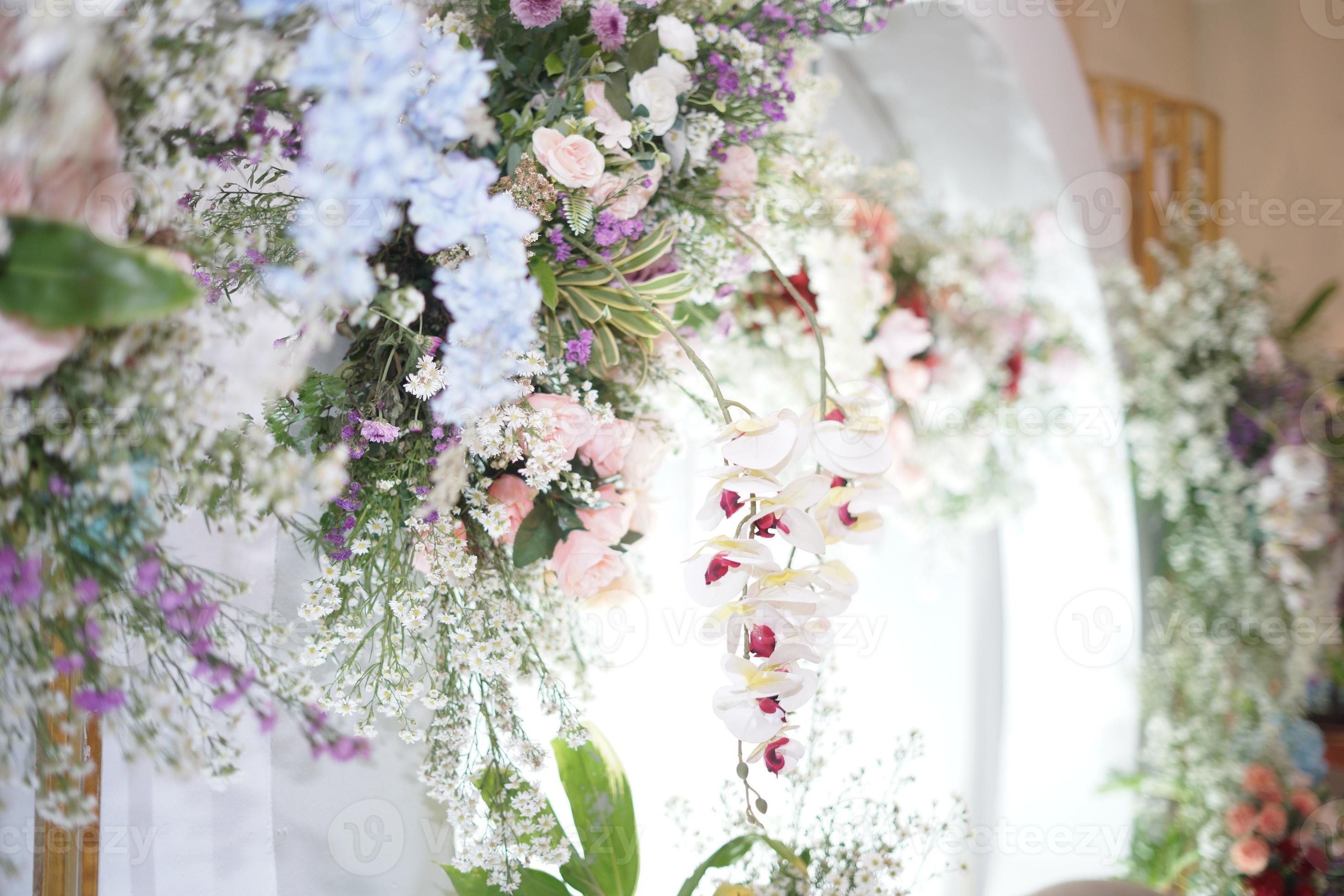 bruiloft decoratie met bloemen 18770554 stockfoto bij Vecteezy