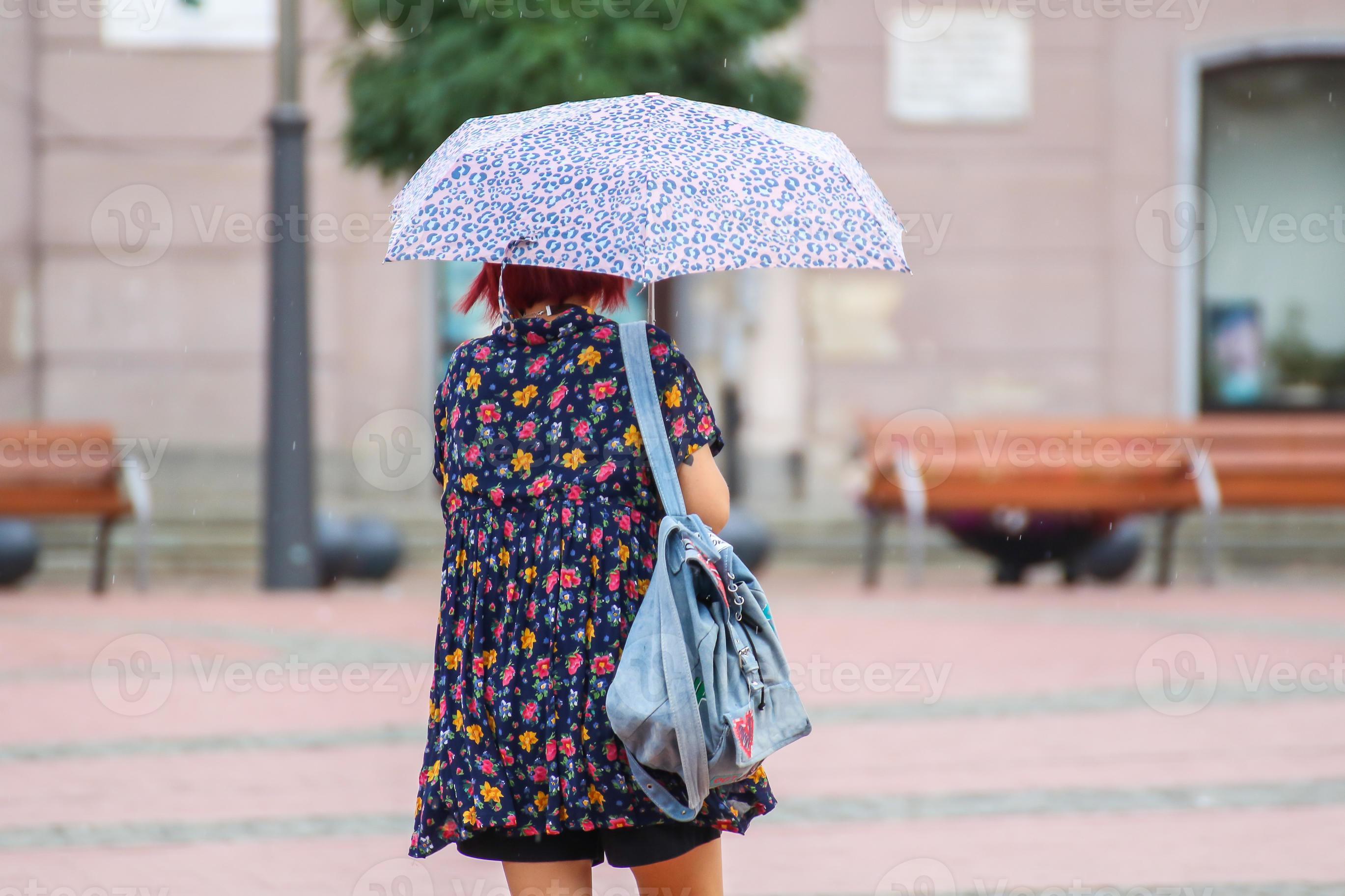 knoop Allergie Beeldhouwwerk mensen met paraplu wandelen Aan de straat 18845733 stockfoto bij Vecteezy