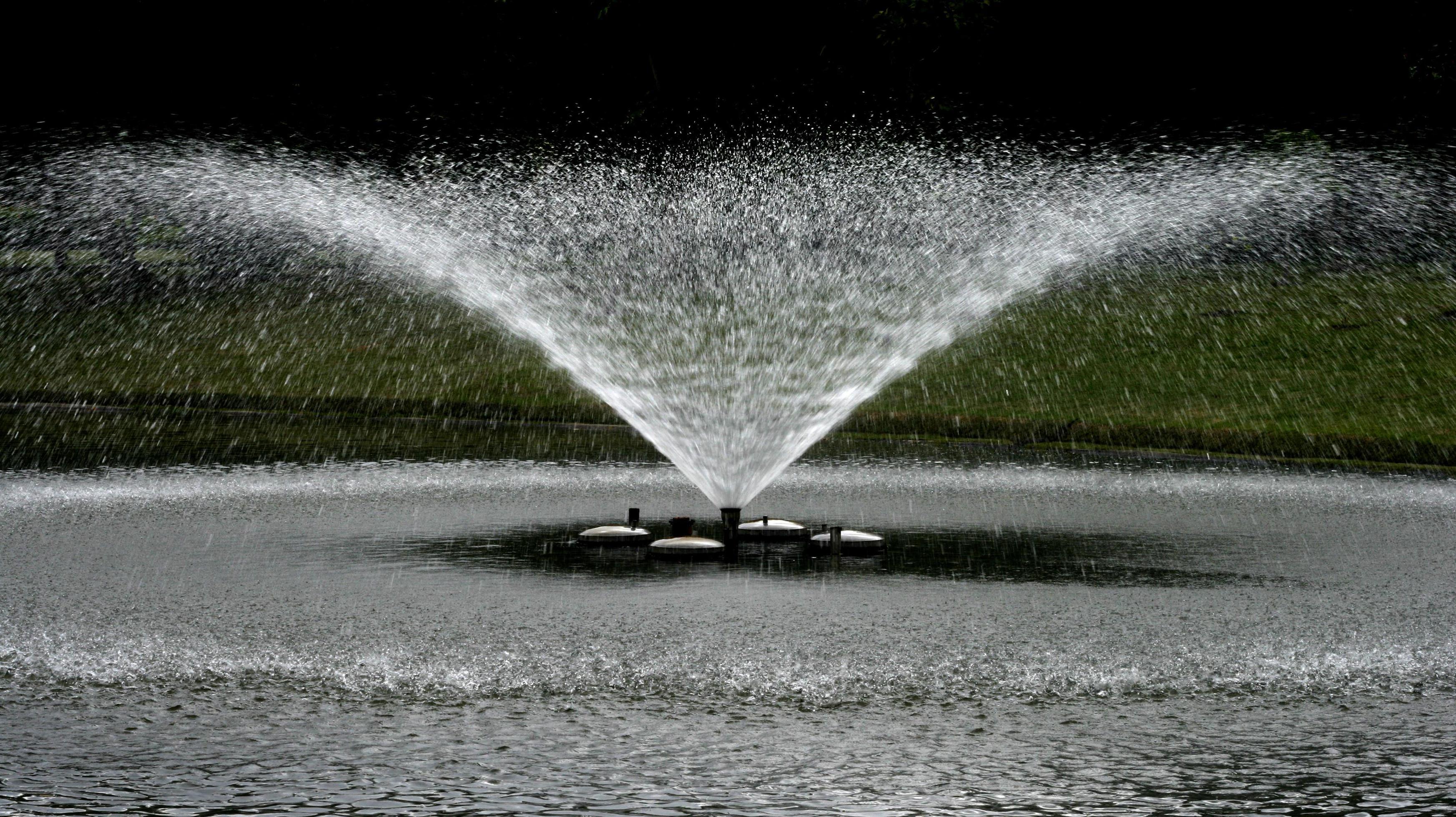 paddestoel Maken solide kleine fontein in het park 1901719 Stockfoto