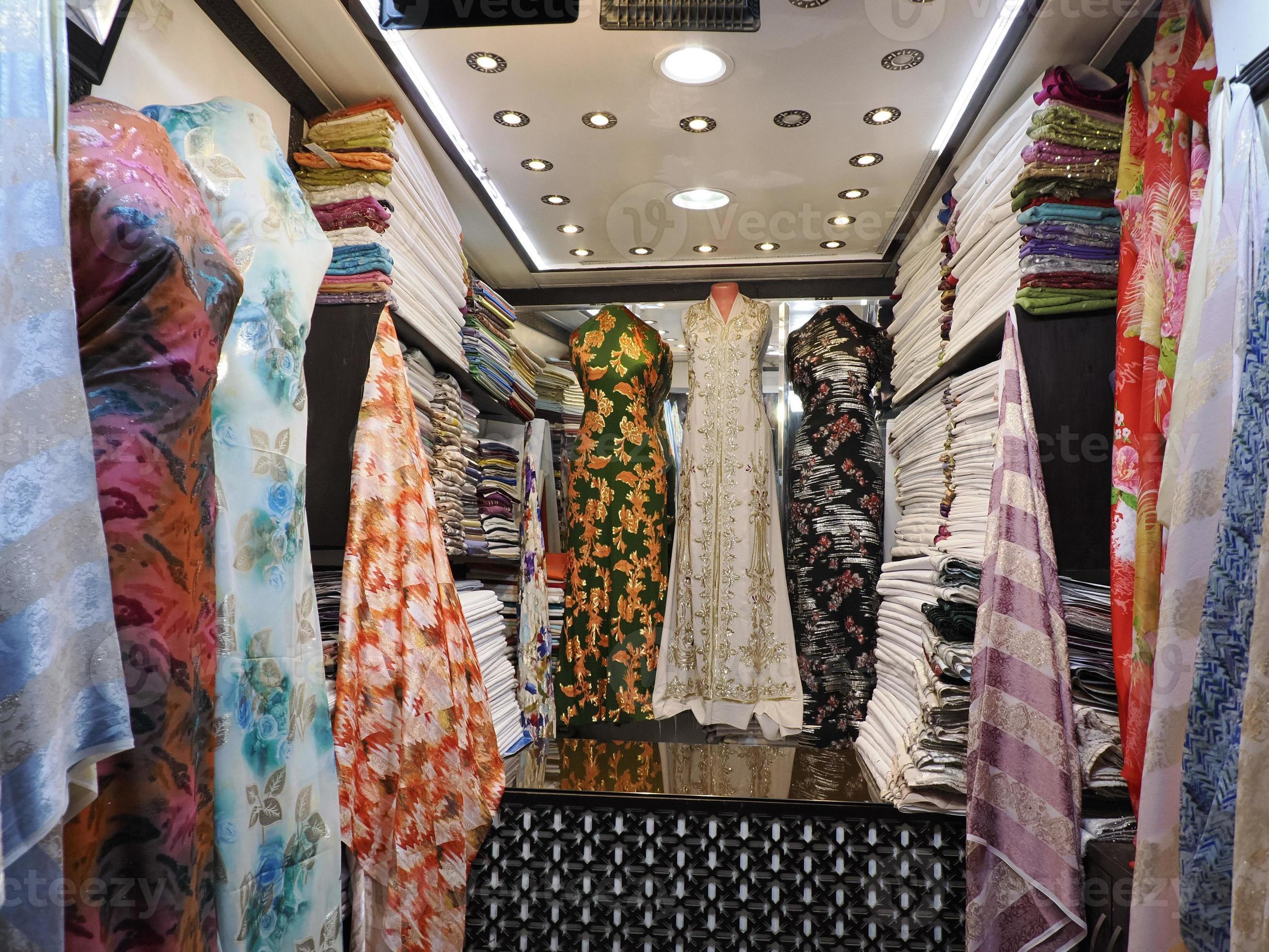 moeder Verlenen met tijd vrouw jurk winkel in Fez begroting kleren winkel in Marokko 19060823  Stockfoto