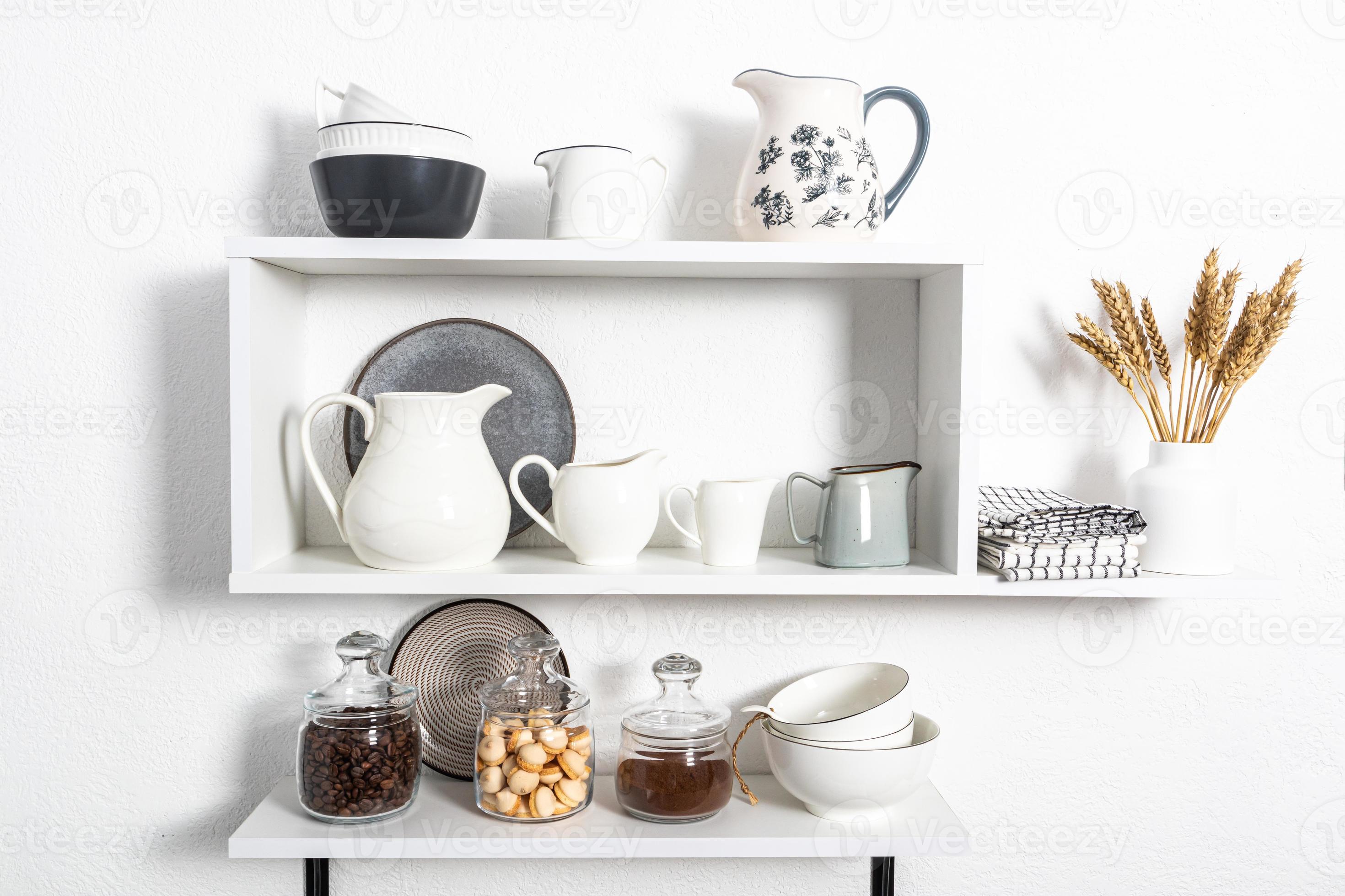 mooi wit schappen met keuken gereedschap Aan een wit getextureerde muur. keuken interieur in wit tonen. voorkant visie. ecologisch schoon keuken. 19577181