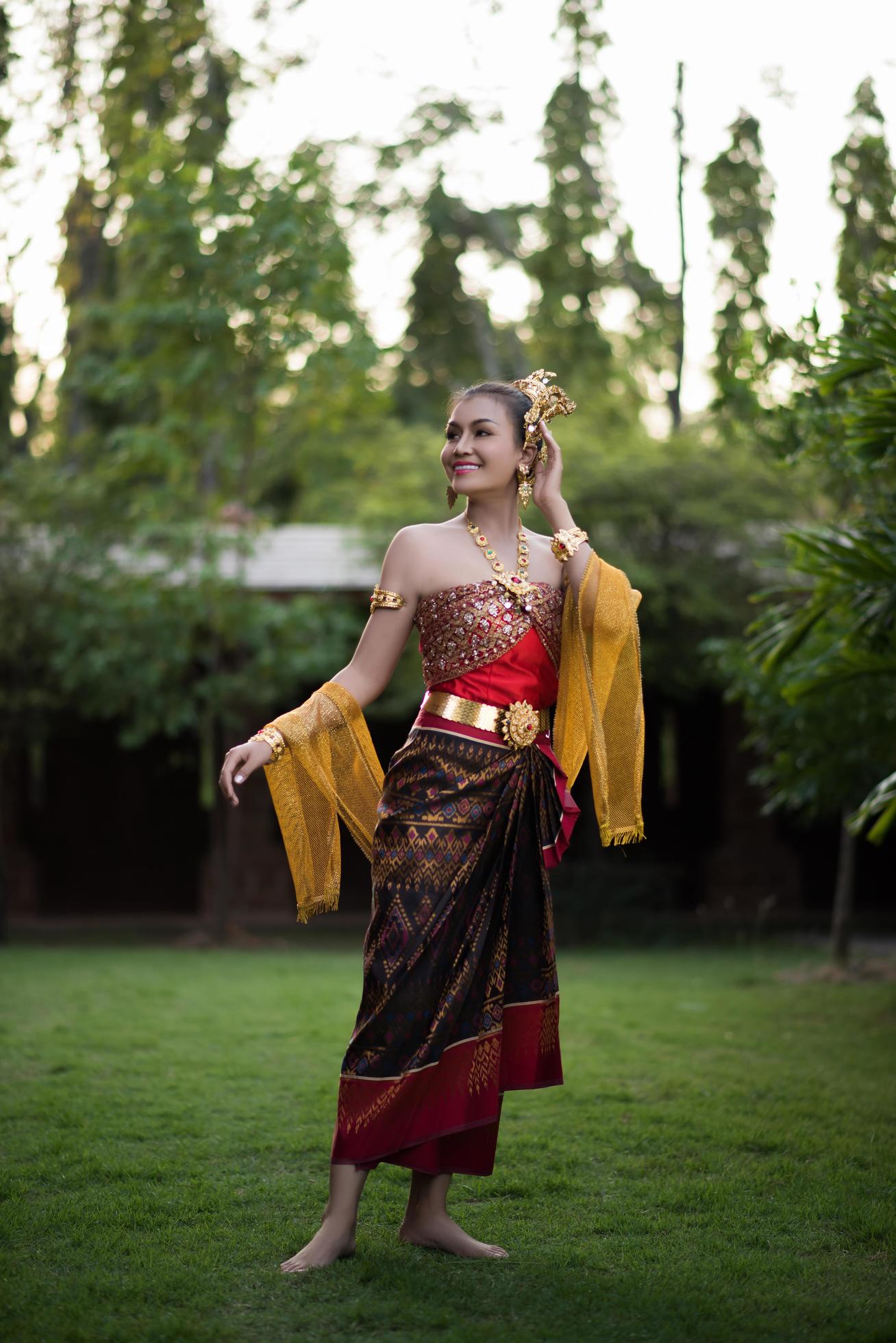 vrouw die een typische Thaise jurk draagt foto