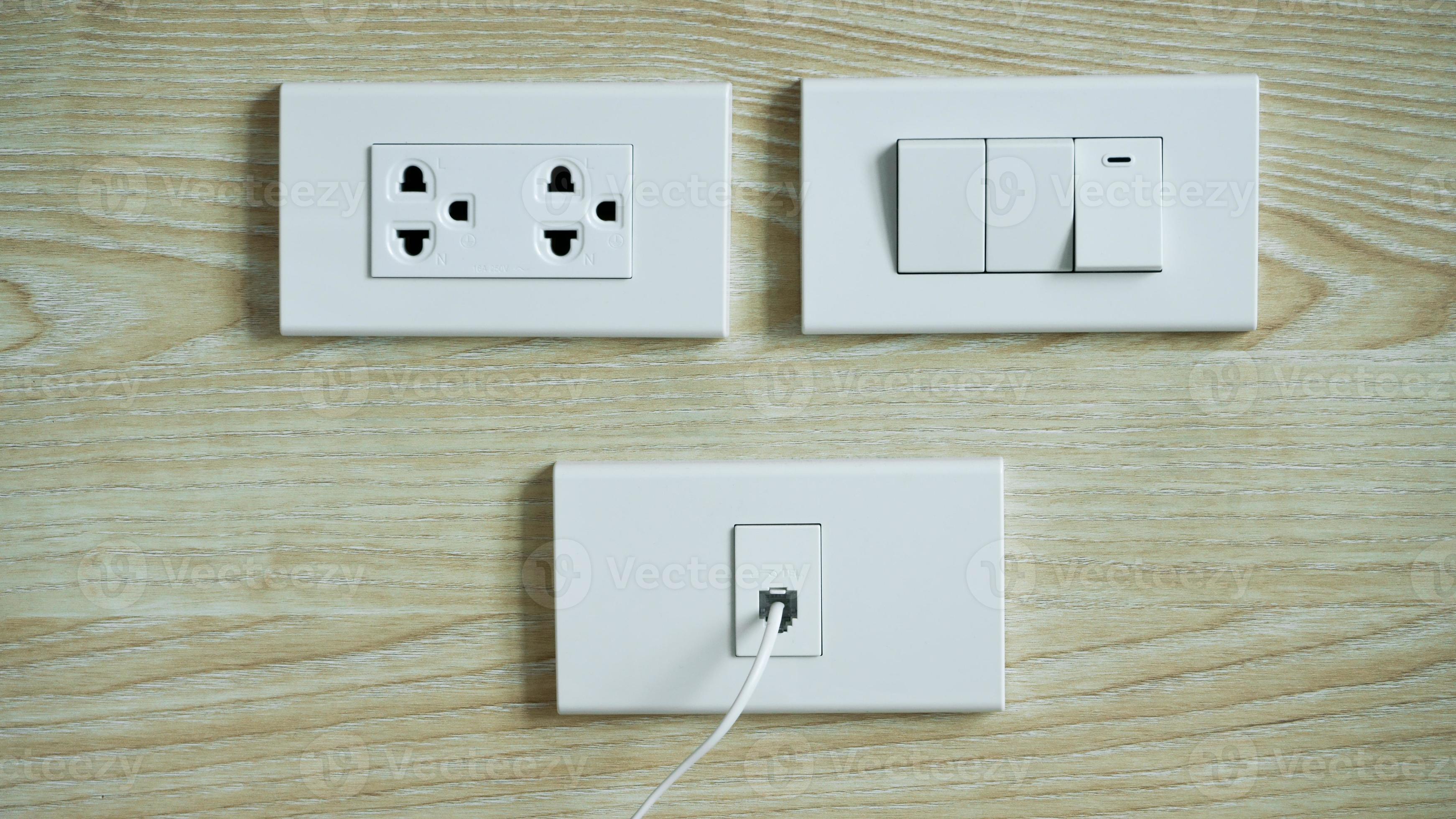 schakelaar en plug Aan houten ac macht pluggen en stopcontacten, pluggen stopcontact en kabel TV stopcontact vergaarbak Aan muur. 19987940 Stockfoto