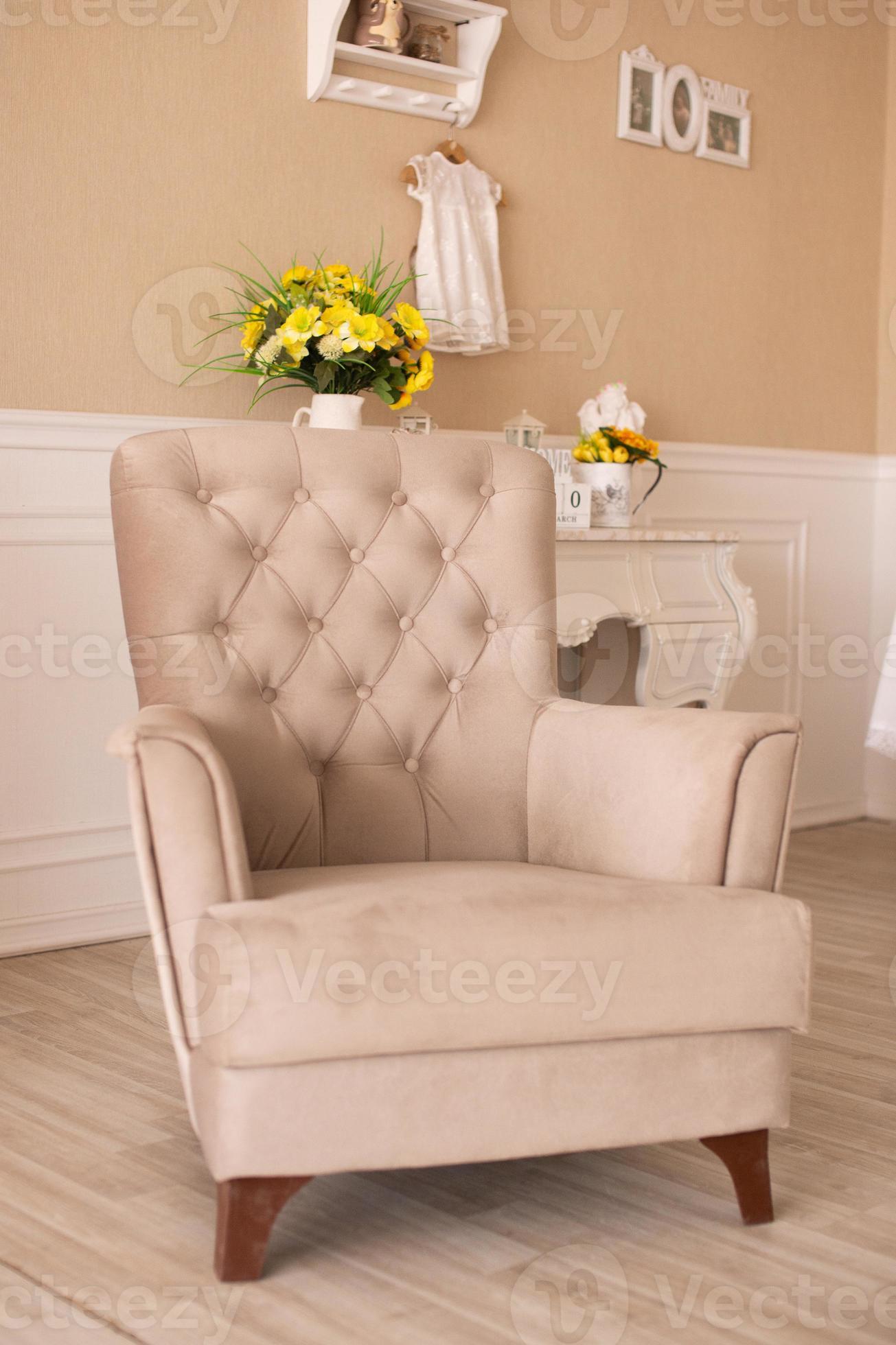 Kilometers Gezamenlijk samenkomen beige fauteuil in de interieur van de kinderen kamer in roze tonen 20075535  Stockfoto