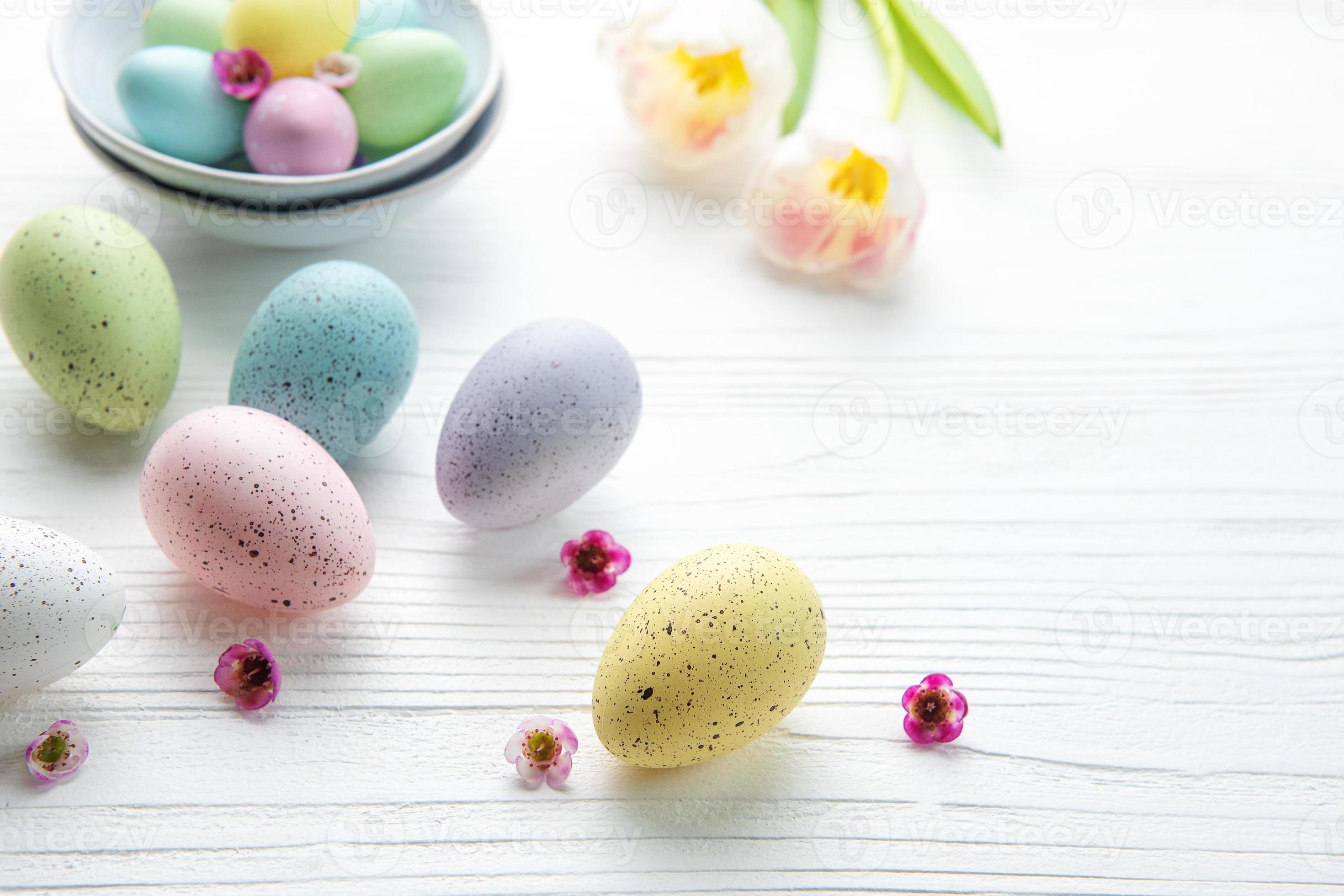 Partina City Wieg B.C. Pasen eieren geschilderd pastel kleuren Aan een wit houten achtergrond.  20482575 Stockfoto