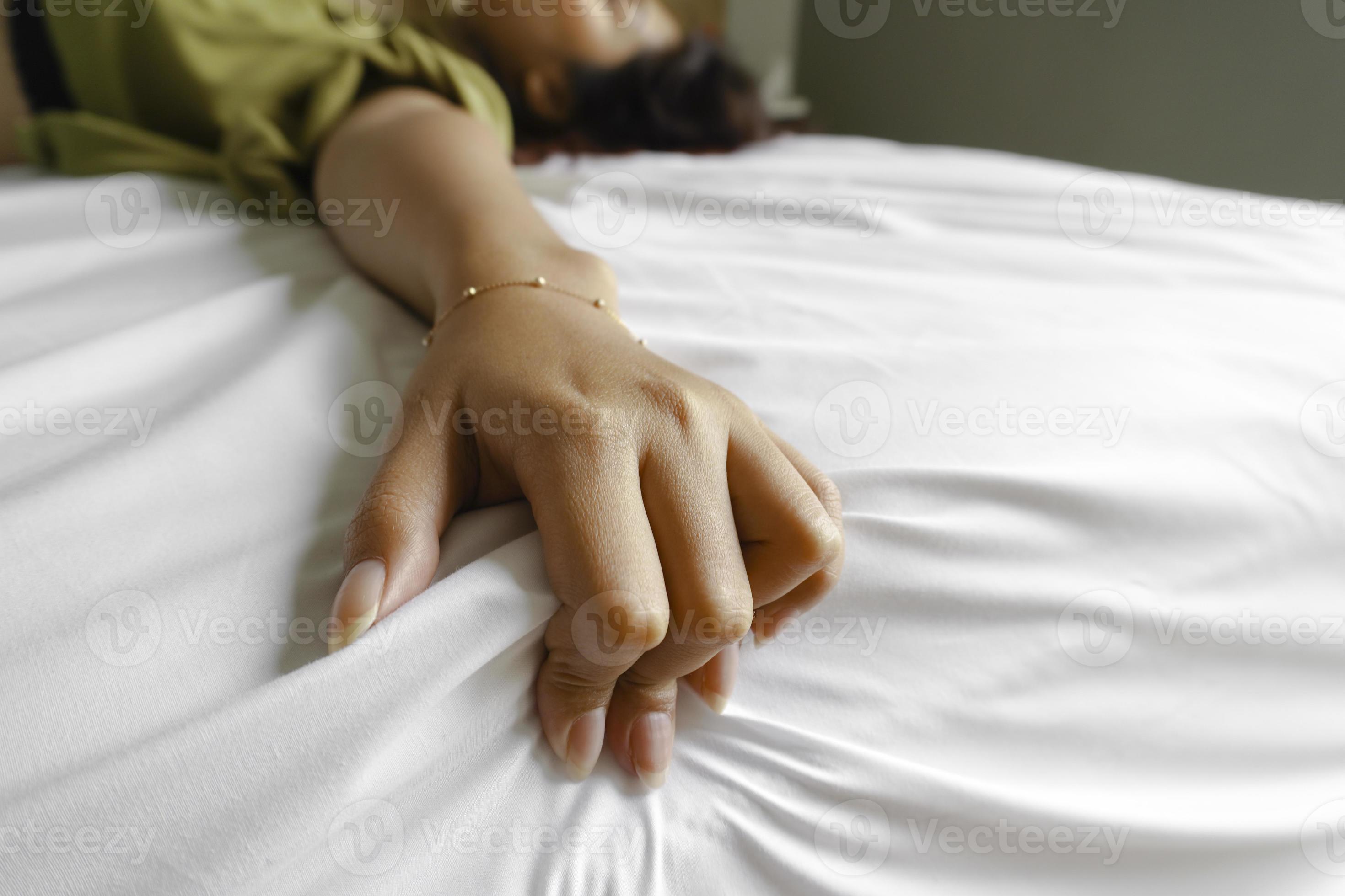 een foto van een Mens en vrouw handen hebben seks Aan een bed