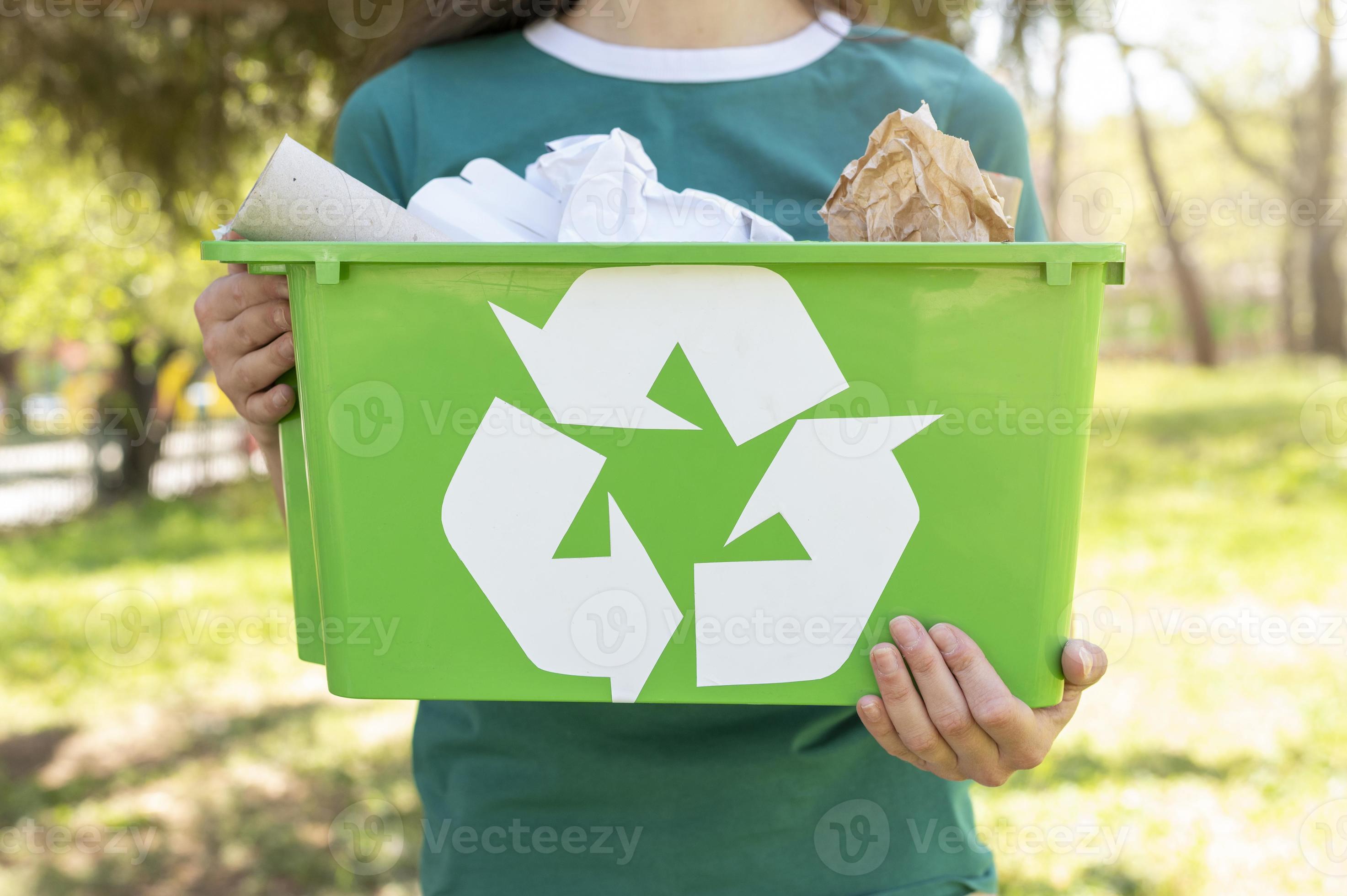 close-up vrouw met een recycling mand in de natuur foto