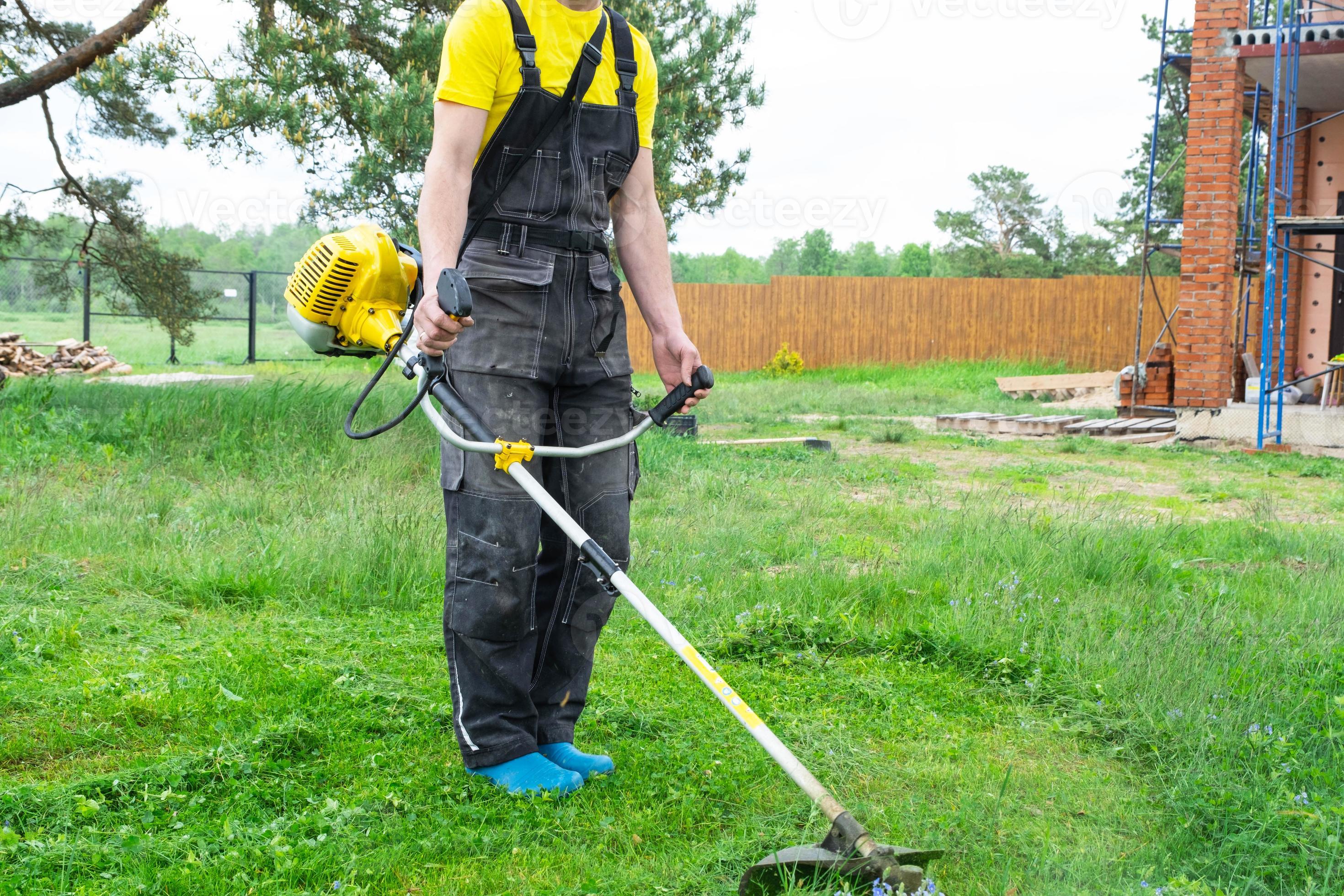 enz fotografie astronomie mannetje tuinman maait de groen gras van de gazon in de achtertuin Bij bouw  plaats met een benzine maaier. trimmer voor de zorg van een tuin verhaal  22969397 stockfoto bij Vecteezy