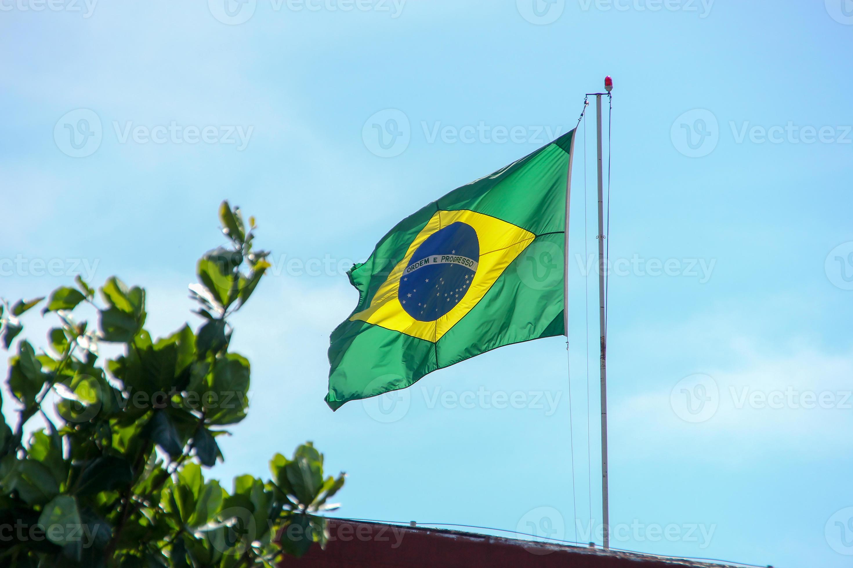 Braziliaanse vlag in de open lucht in rio de janeiro. foto