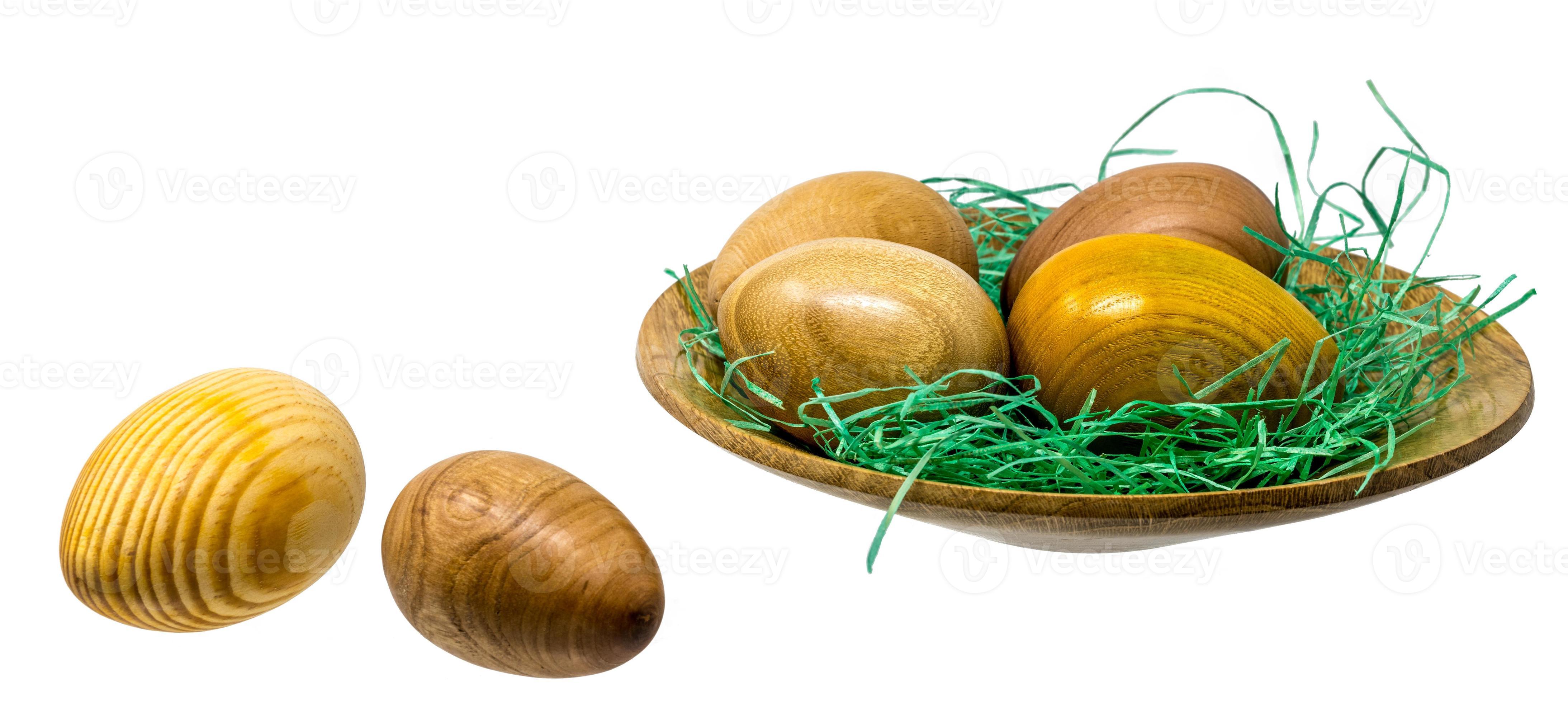 verschil op vakantie dubbele met de hand gedraaide houten eieren in een kleine houten kom 2447150  Stockfoto