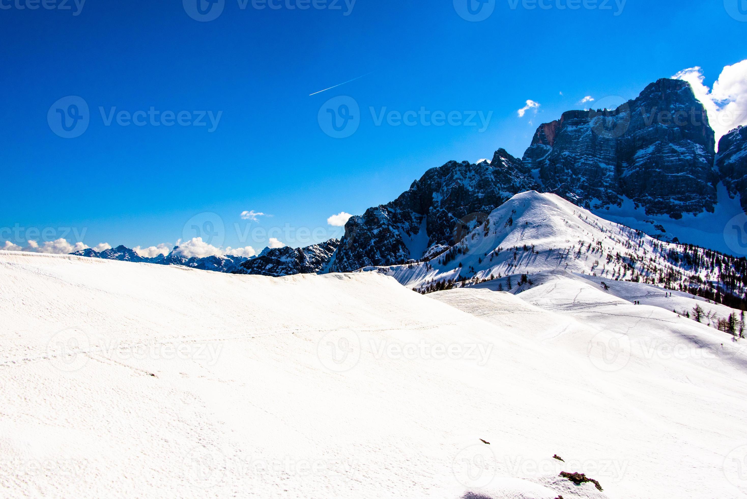 toppen van de dolomieten in de winter foto