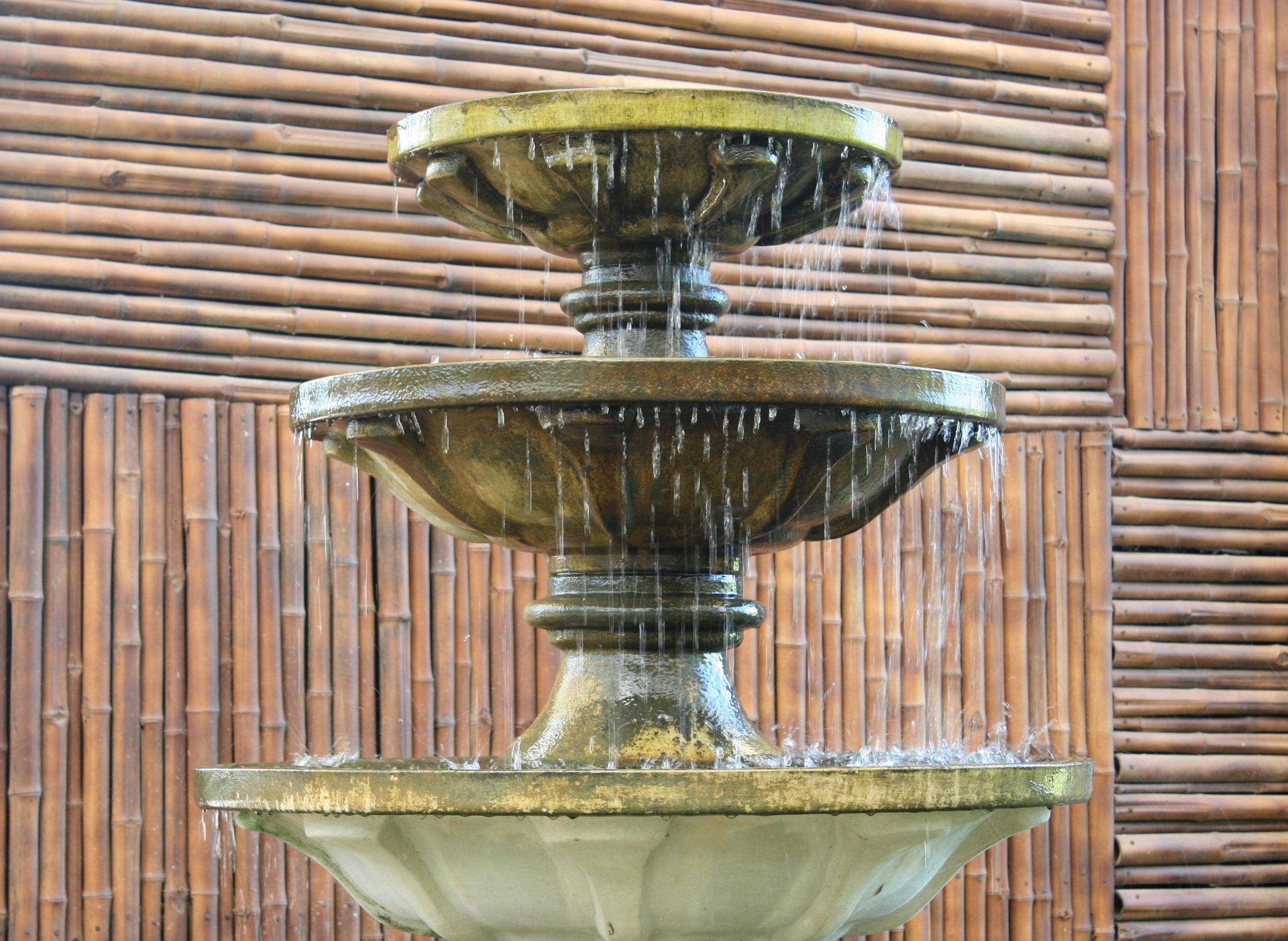 Aannemer cijfer Verkeerd stenen fontein in klassieke stijl met bamboewand 2473883 Stockfoto