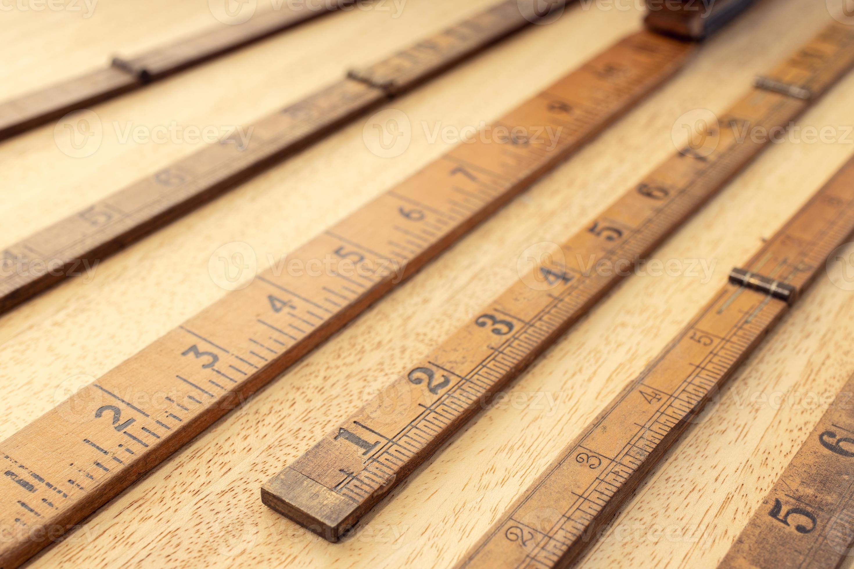 groep houten liniaal op tafel meten of nauwkeurigheid concept Stockfoto