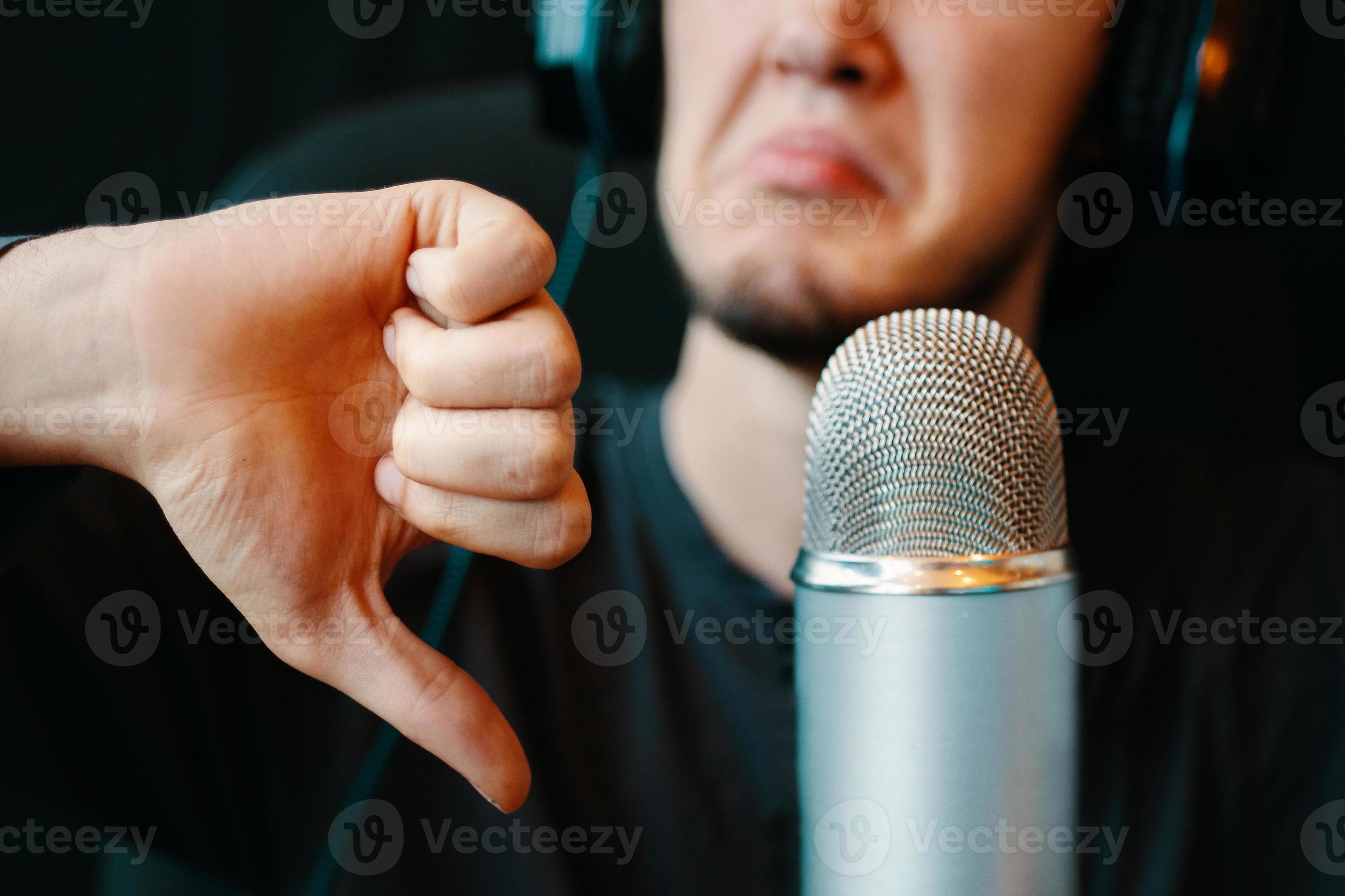 snelweg Sluier Mus podcast studiomicrofoon met een afkeer van een man 2489650 Stockfoto