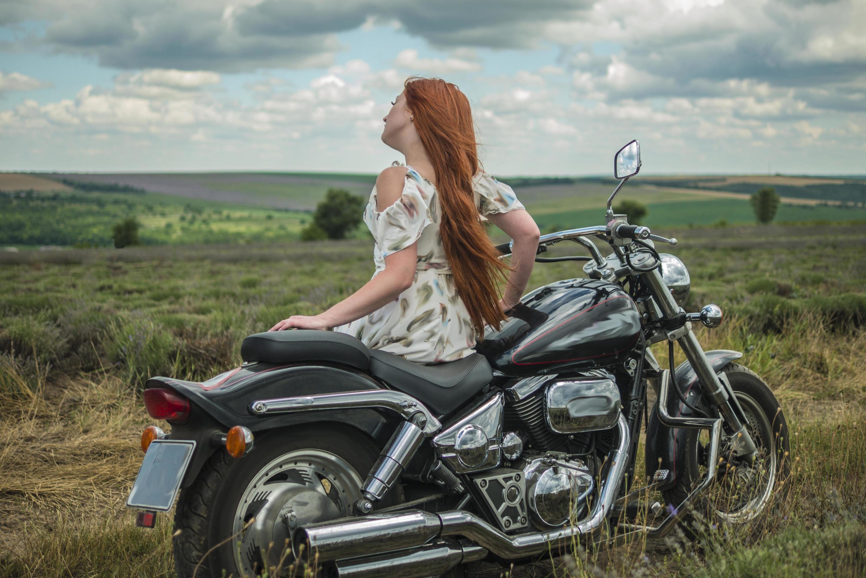 roodharig meisje in een witte jurk en laarzen, samen met een motorfiets 2506393 stockfoto bij Vecteezy