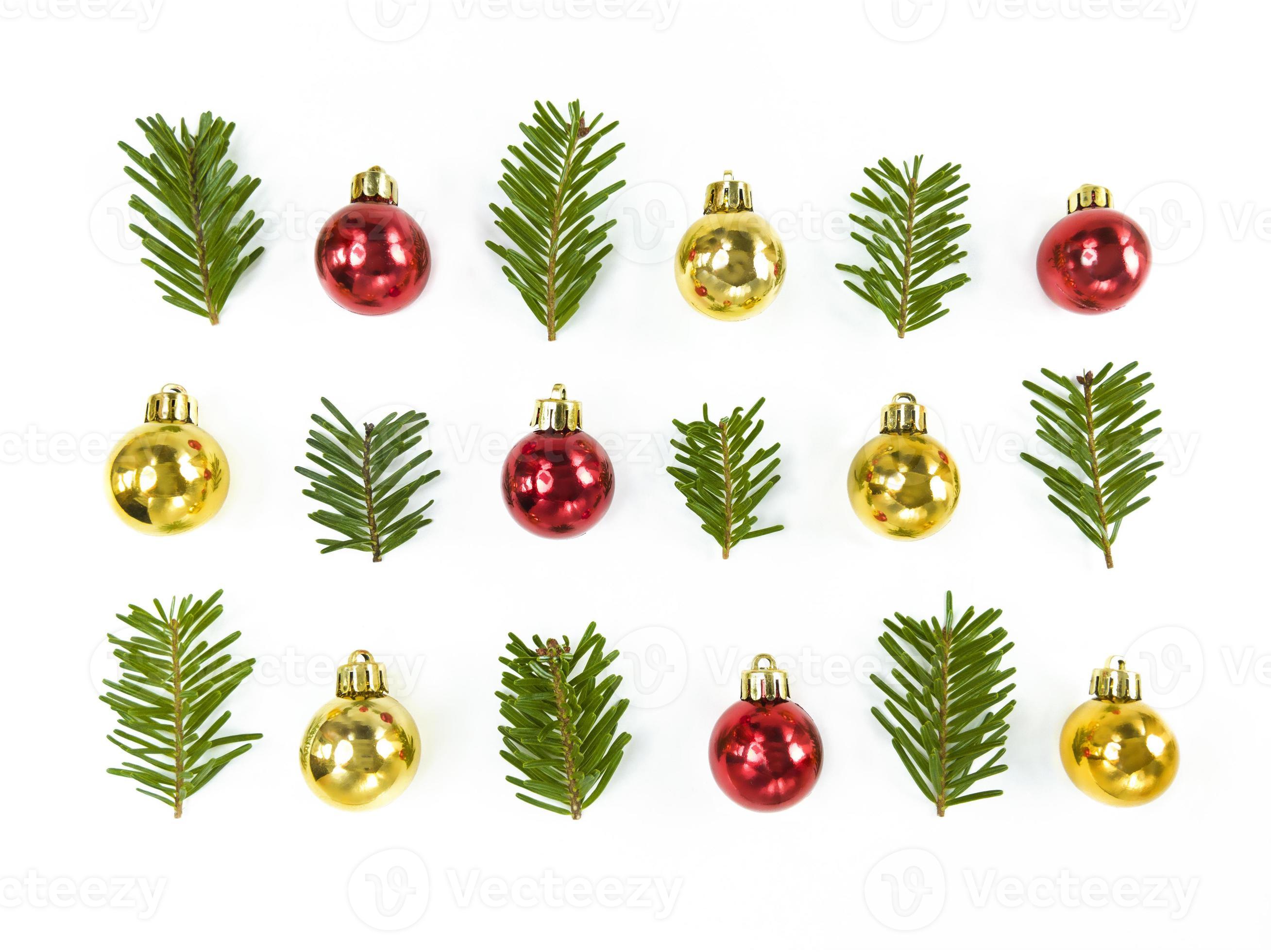 Electrificeren Onbepaald huis Kerst symmetrie compositie van speelgoed kerstballen en sparren takken op  een witte achtergrond. eenvoudige wintervakantie plat leggen. 2585135  Stockfoto