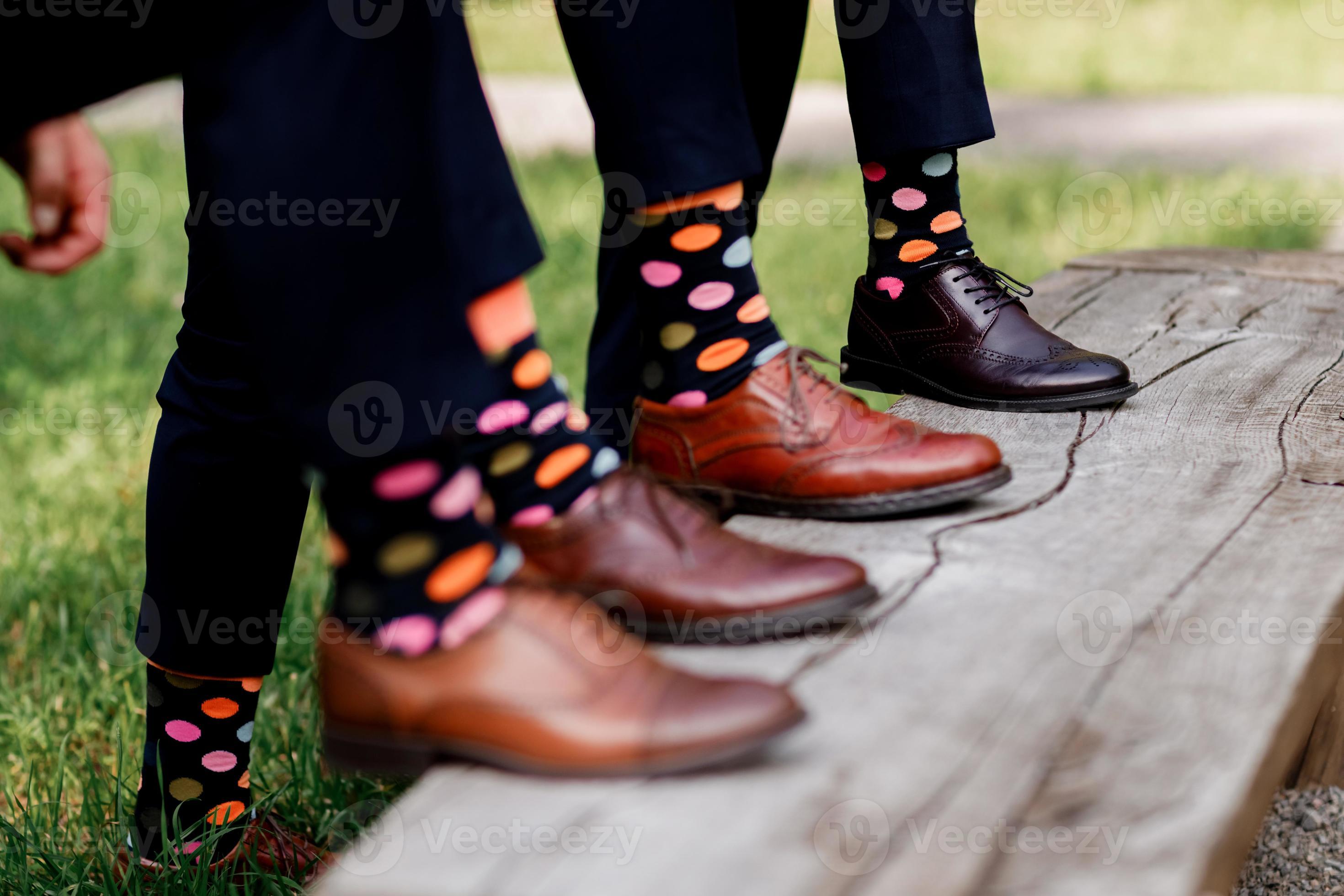 slijm alcohol meer stijlvolle herensokken. stijlvolle koffer, herenbenen, veelkleurige sokken  en nieuwe schoenen. concept van stijl, mode, schoonheid en vakantie 2635853  Stockfoto