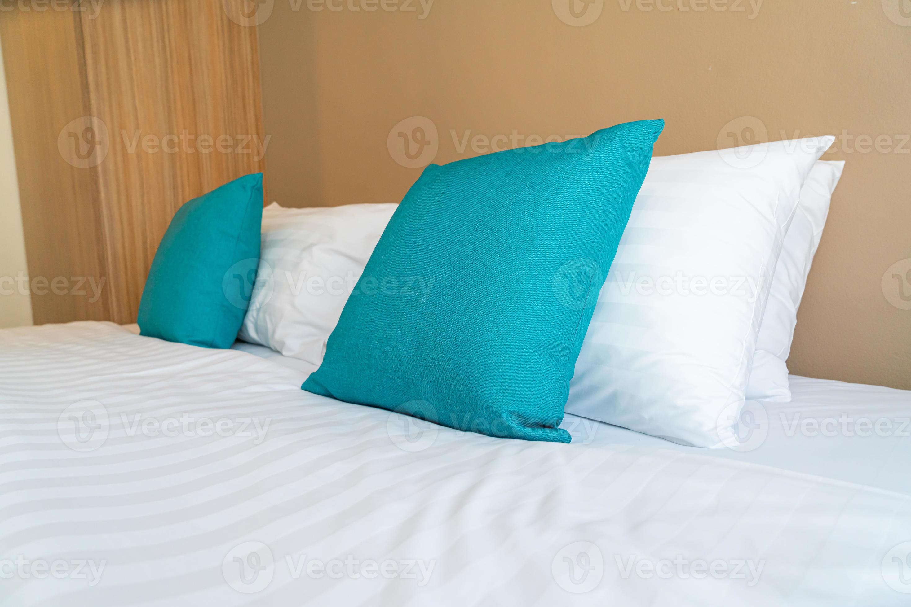 mooie en comfortabele kussens decoratie op bed in slaapkamer 2773049 stockfoto Vecteezy