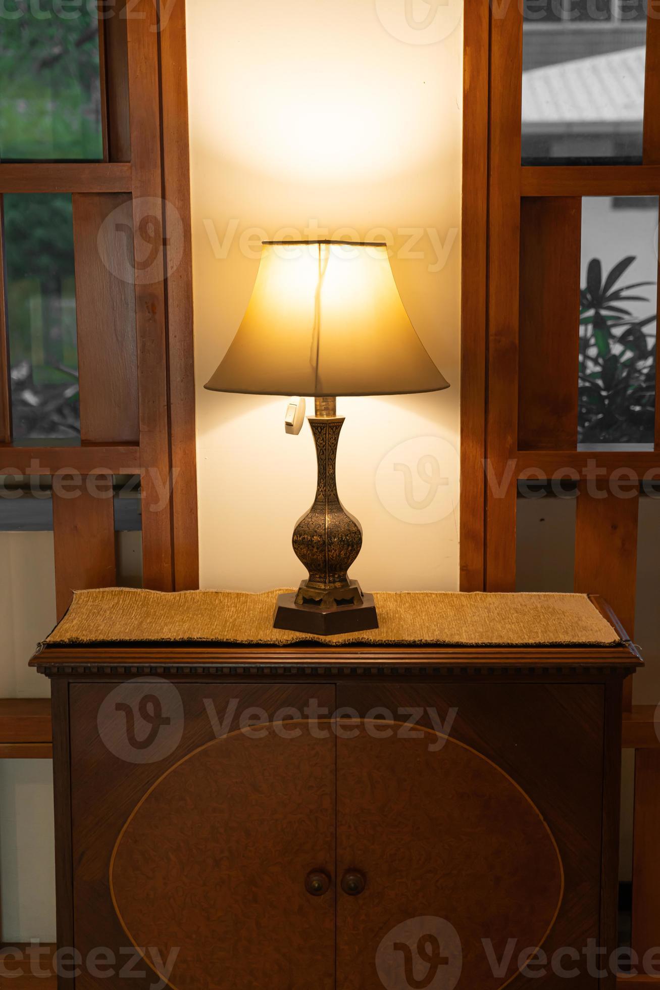 Vermomd Benadering Kalmte mooie vintage lamp decoratie op vintage houten kast 2829477 stockfoto bij  Vecteezy