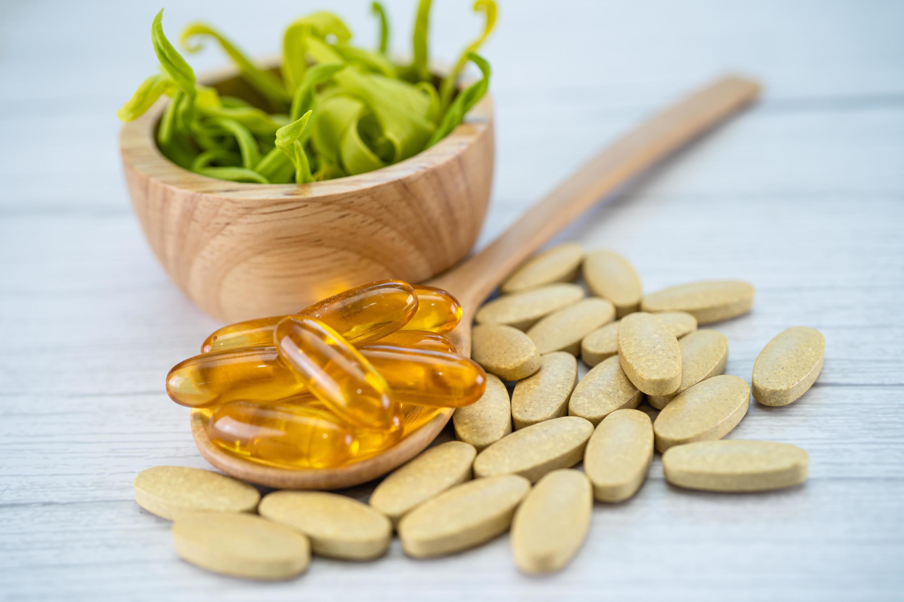 voordelig domineren doen alsof vitamine c pillen en vitamine e omega 3 visolie op houten lepel voor een  goede gezondheid. 2885283 stockfoto bij Vecteezy