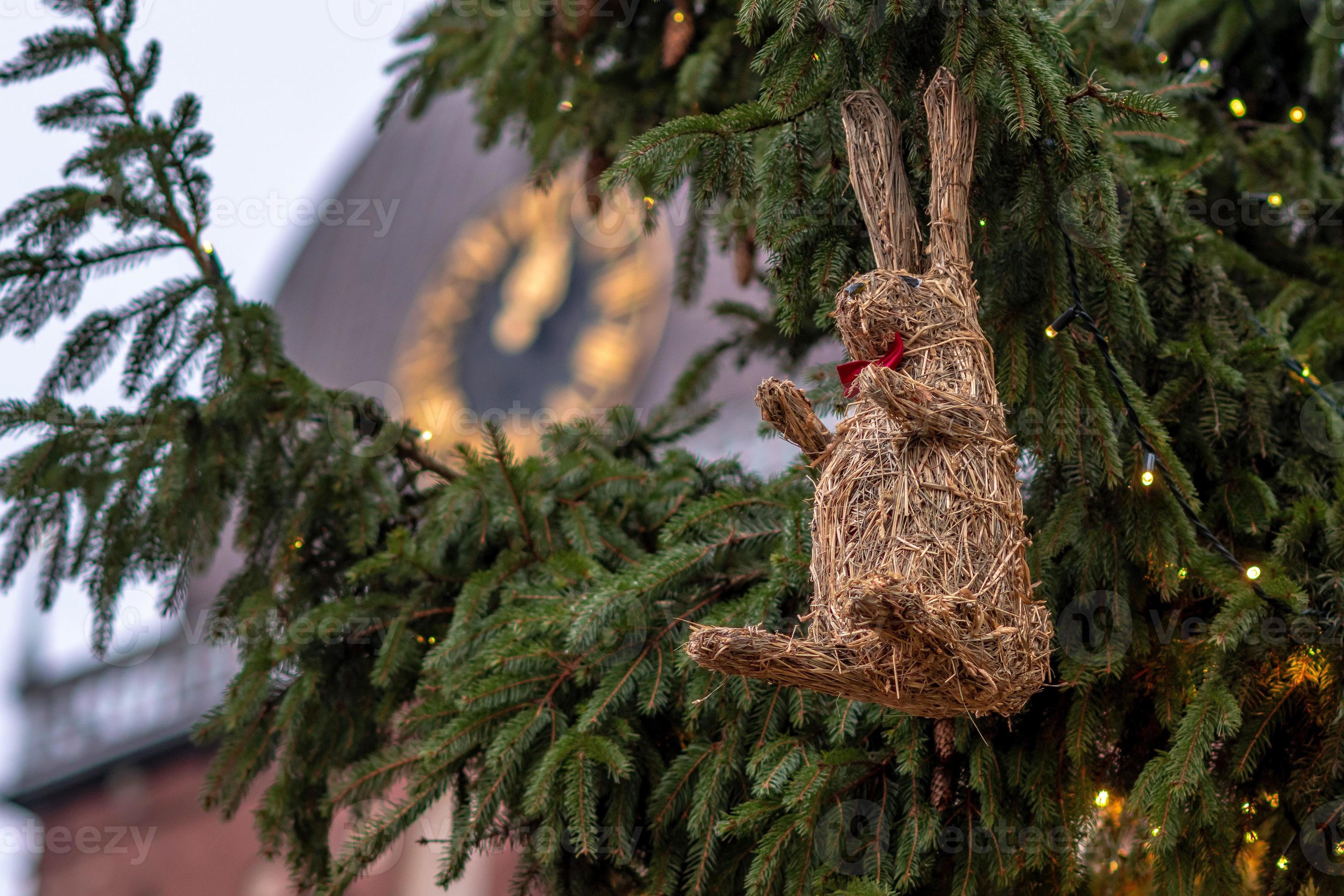 kerstversiering en op de achtergrond klok in kerktoren. 2893905 Stockfoto