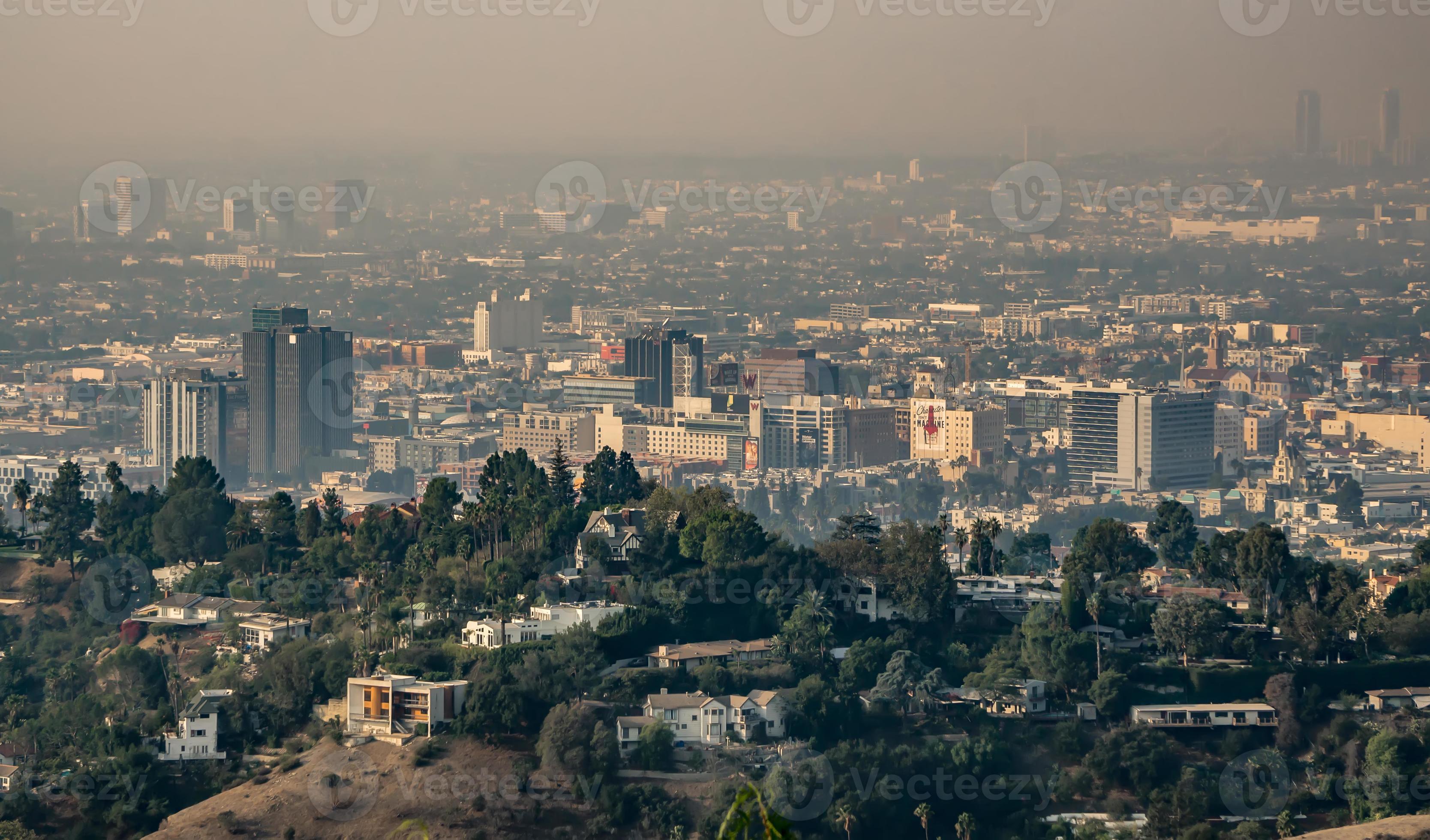 Los Angeles skyline en buitenwijken gehuld in rook van woosle branden in 2018 foto