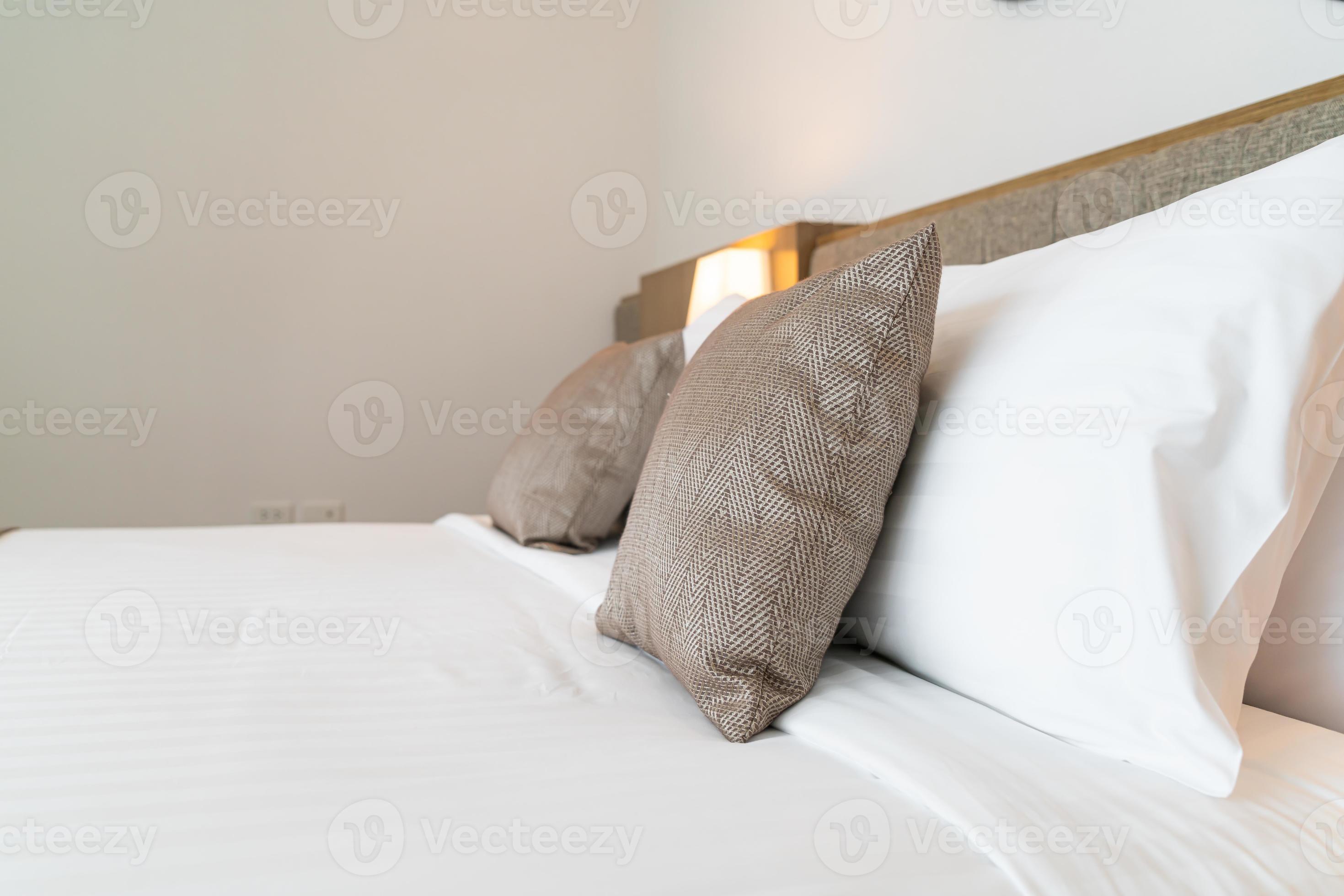 invoeren Assimilatie Diversen mooi kussen op bed decoratie kamer interieur 2993019 stockfoto bij Vecteezy
