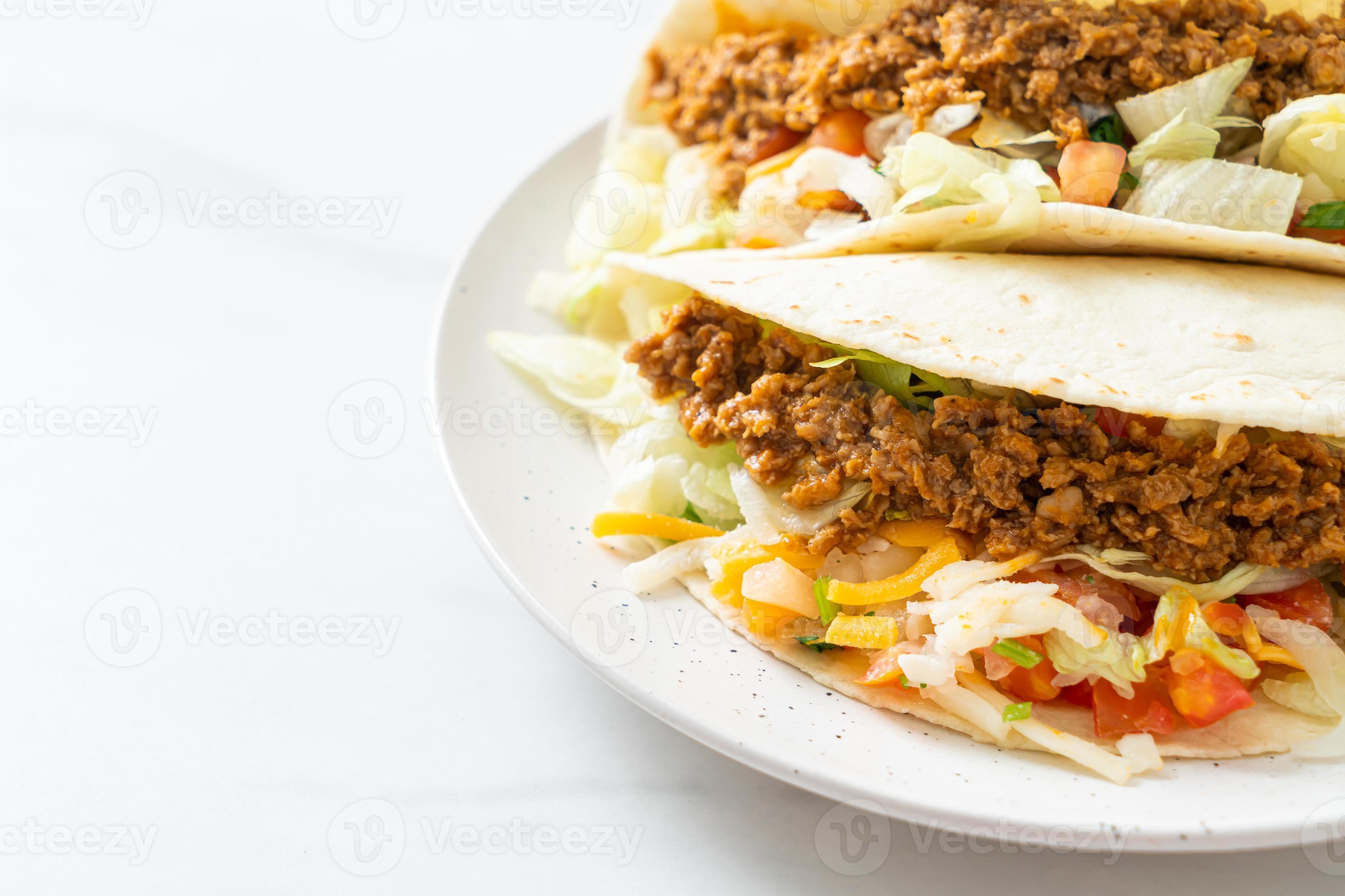 Mexicaanse taco's met kipgehakt foto