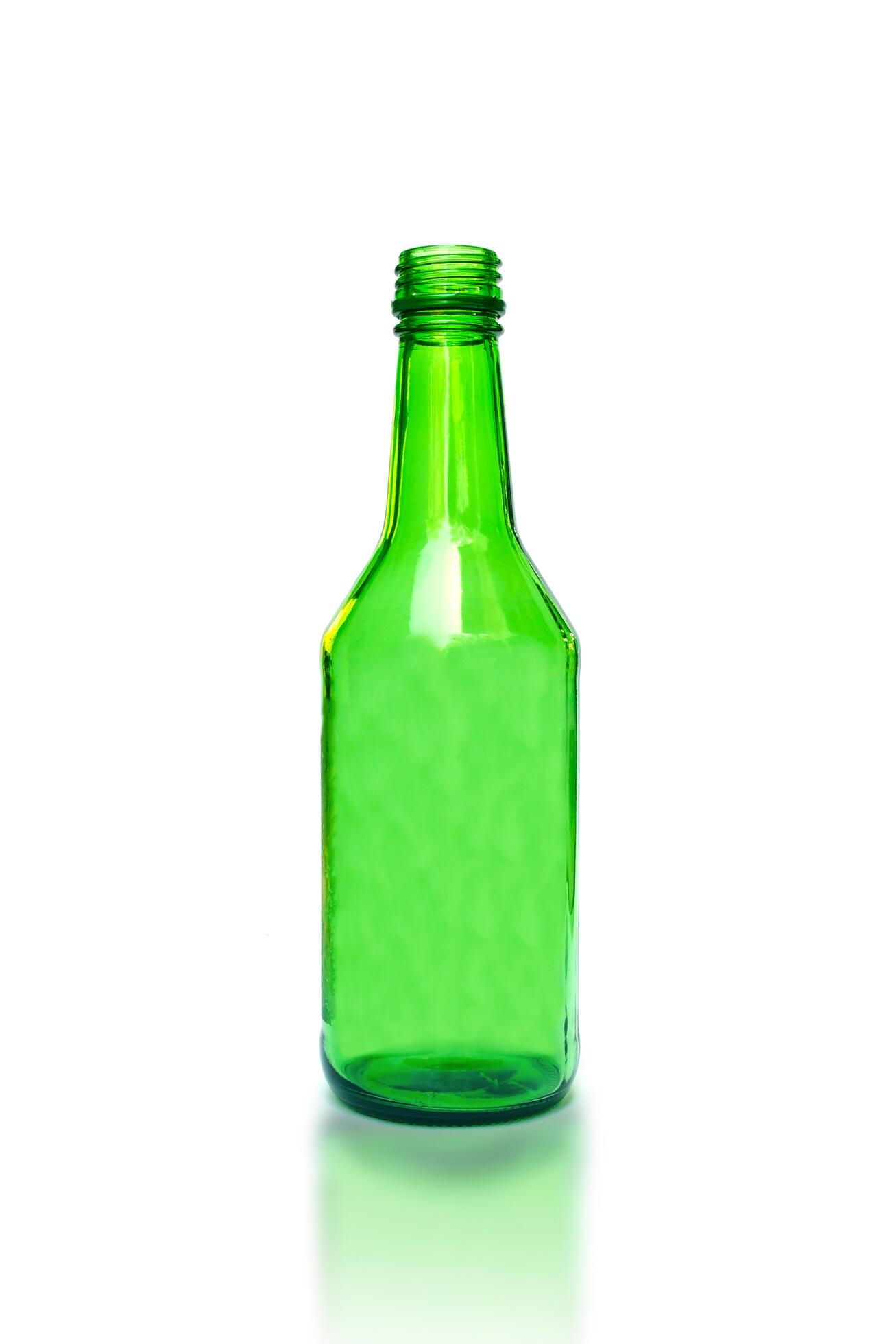 groene glazen flessen op witte 3171726 Stockfoto