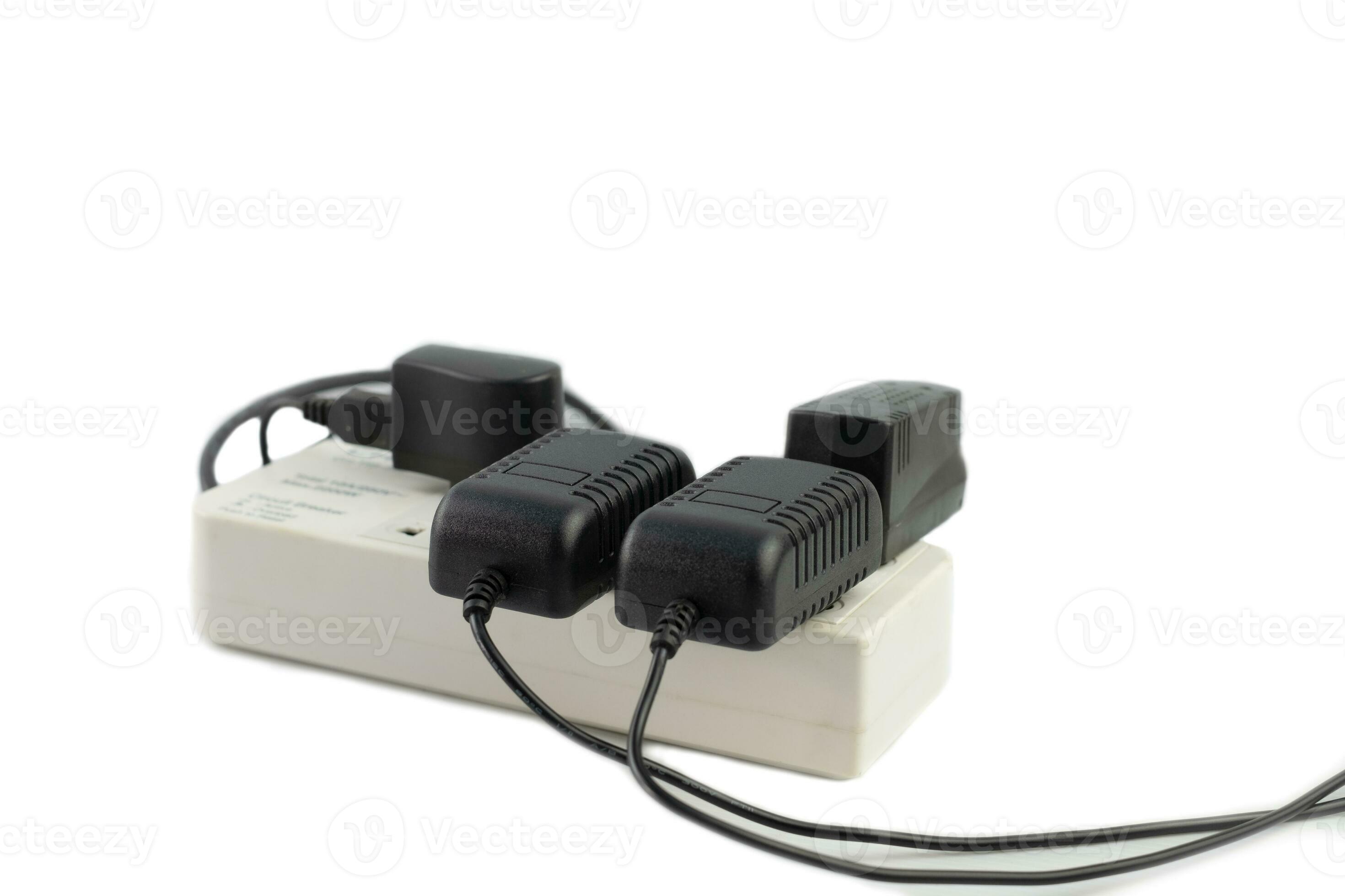 Verdrag Dapper band meerdere stopcontacten met aangesloten stekkerdoos met een heleboel  stekkers en adapter op witte achtergrond 3240602 stockfoto bij Vecteezy