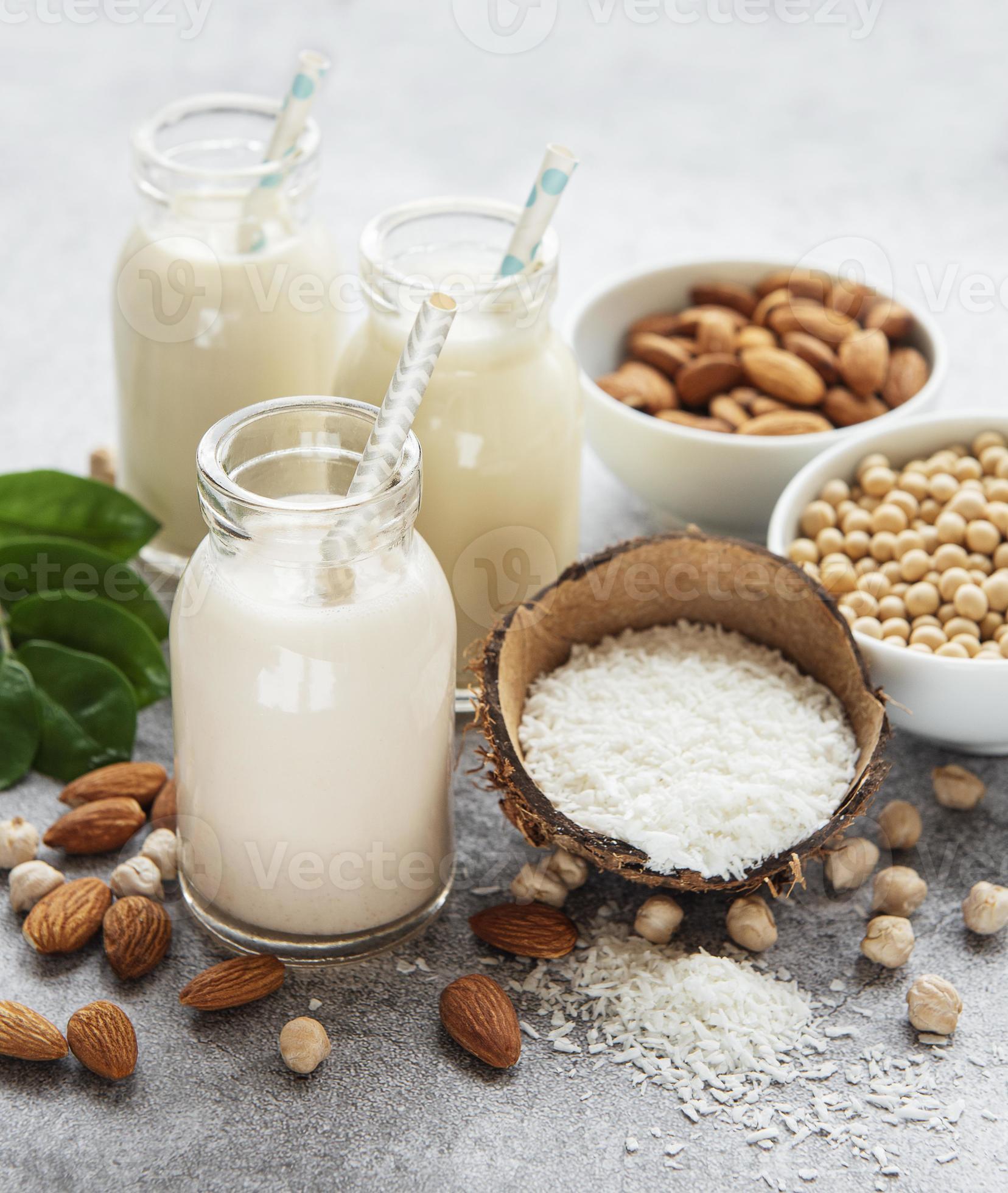 Kapper Omdat Bijbel alternatieve soorten veganistische melk in glazen flessen 3267051 Stockfoto