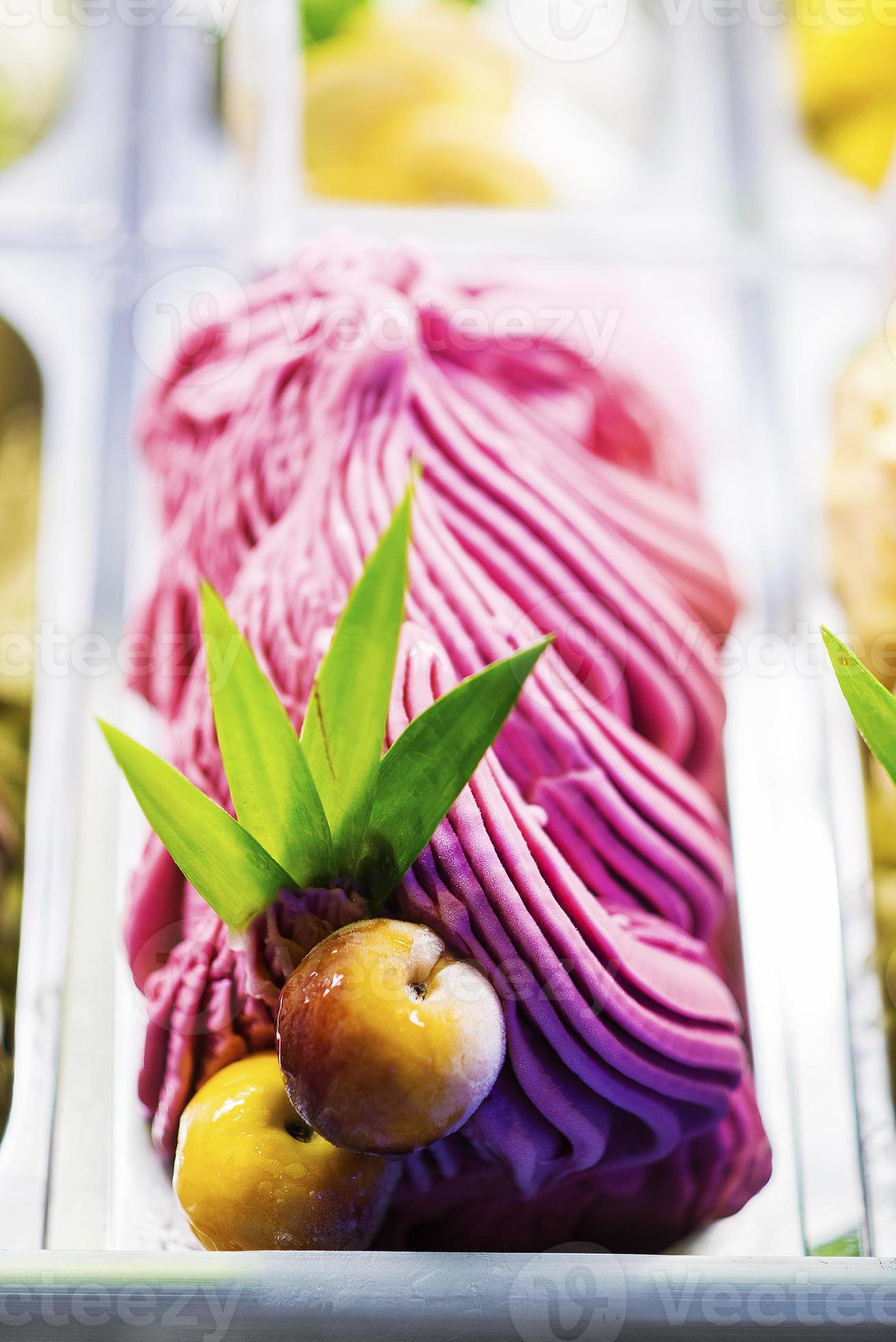 gemengde kleurrijke biologische verse gastronomische ijs zoete gelato in winkel display foto