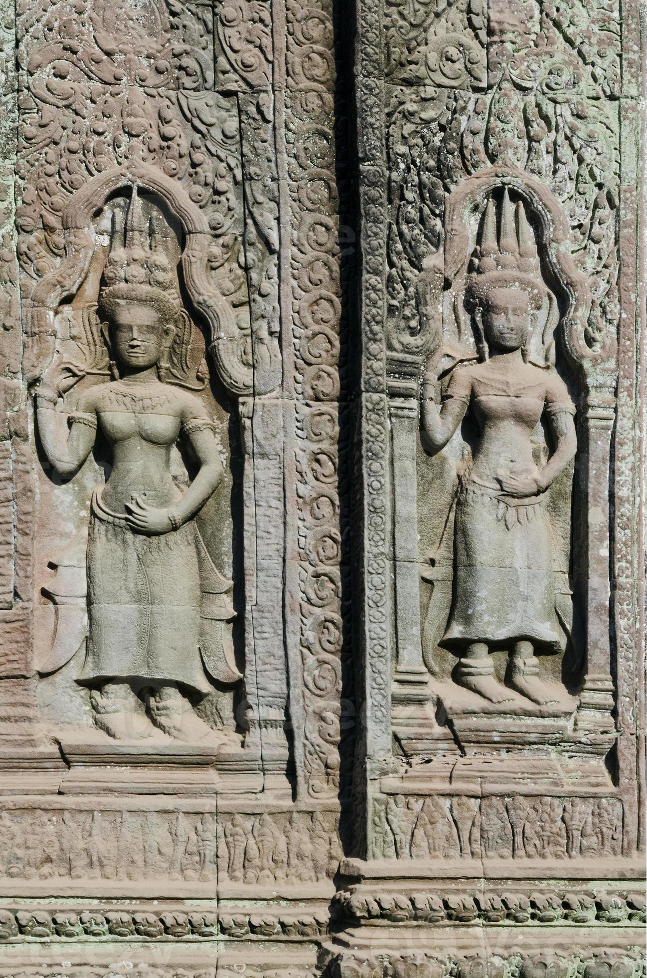 oude Aziatische steen gesneden figuren in de boeddhistische tempel van Angkor Wat, Cambodja foto