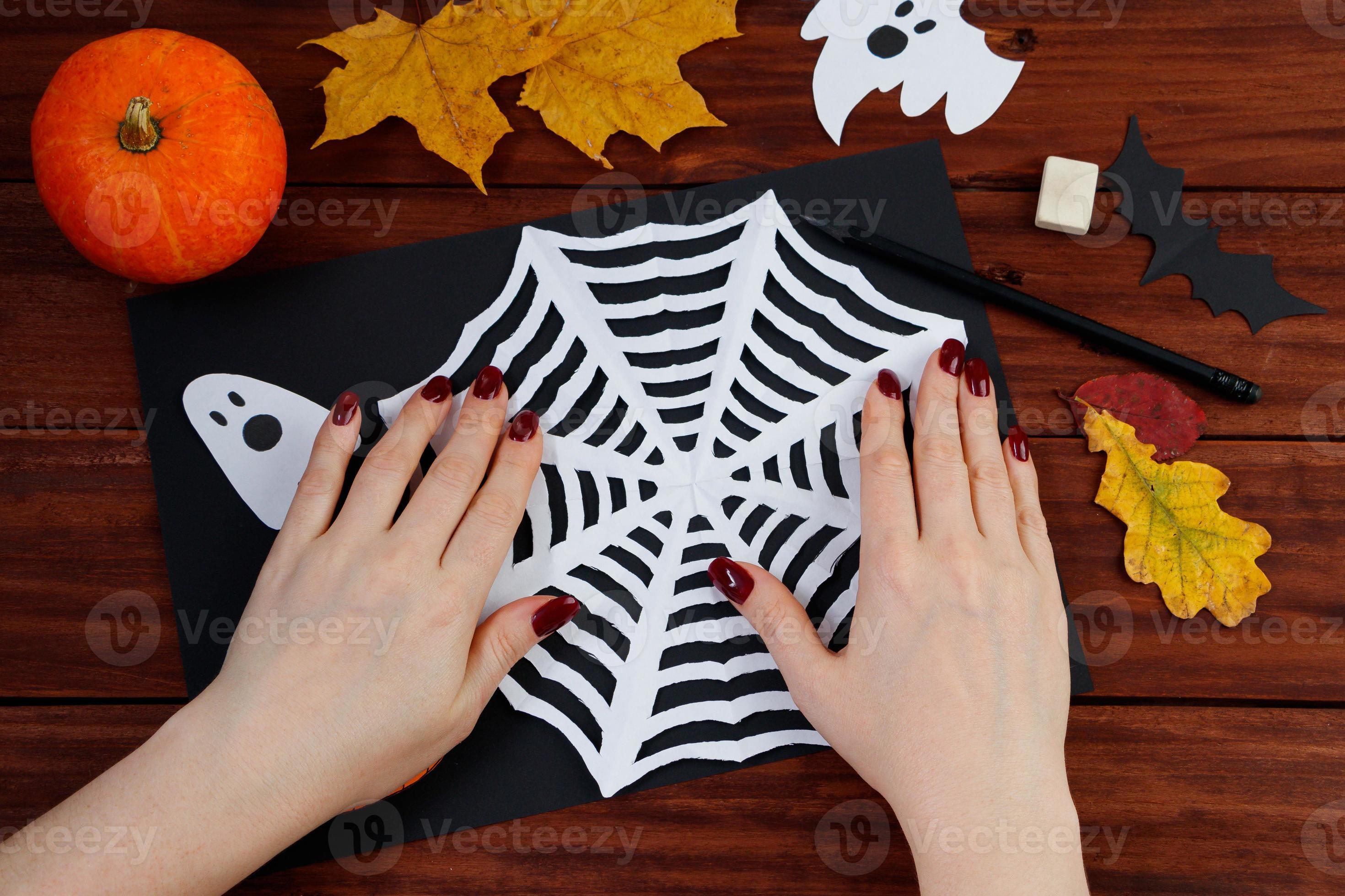 Halloween-doe-het-zelf. instructies voor maken van spinnenweb van papier. 3297382 Stockfoto