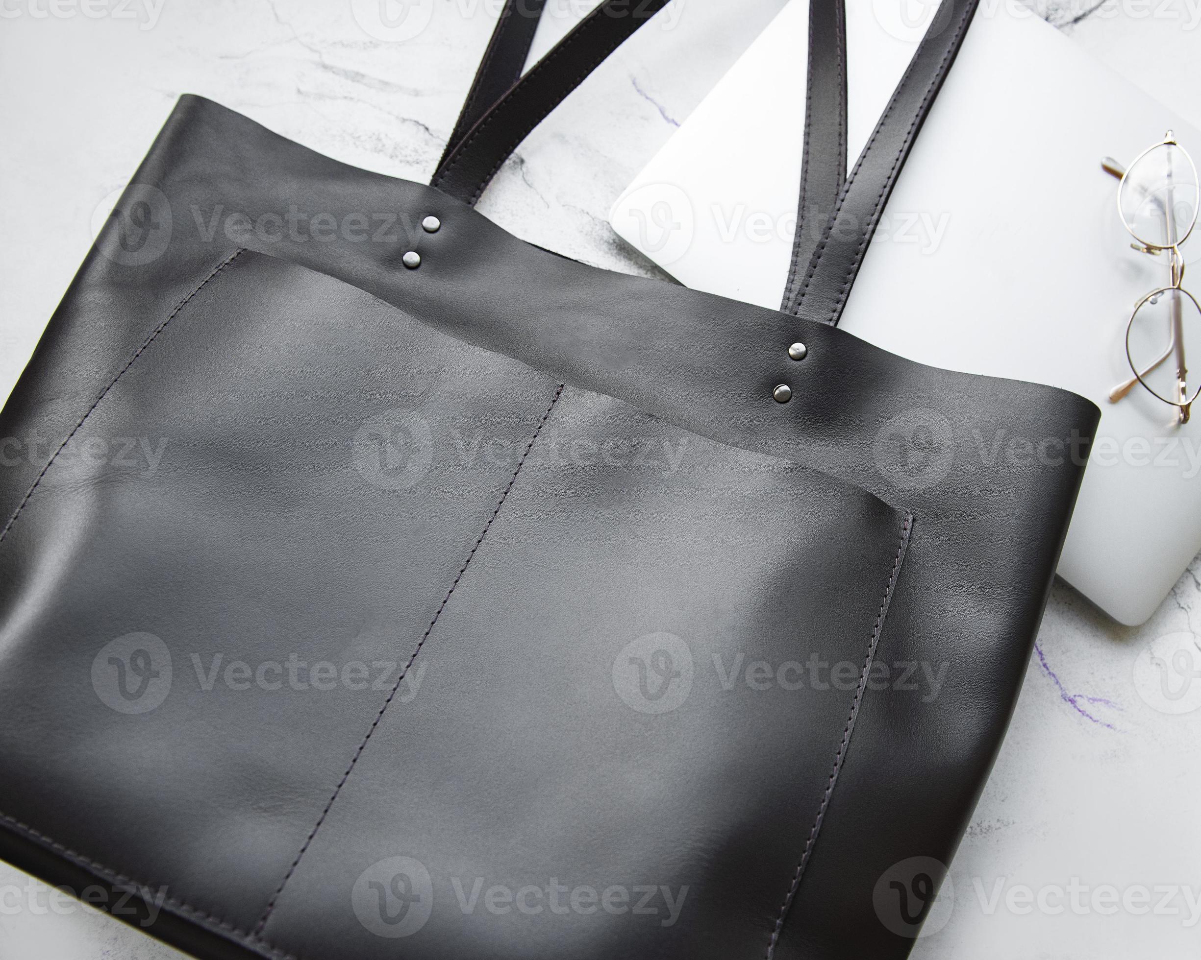 Gering wit Reactor zwarte leren tas 3397120 stockfoto bij Vecteezy