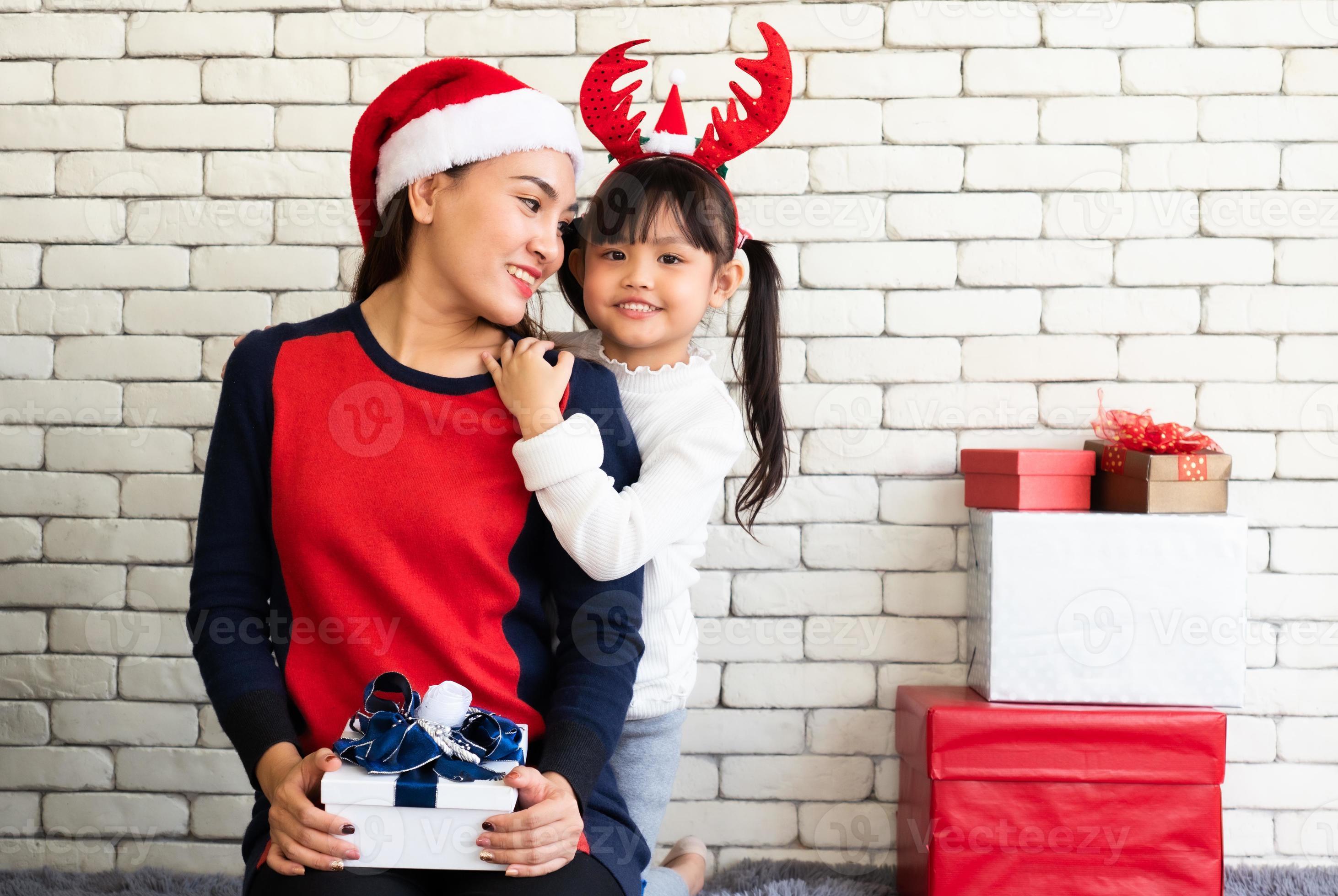 Aziatische moeder geeft kerstcadeau aan dochter foto