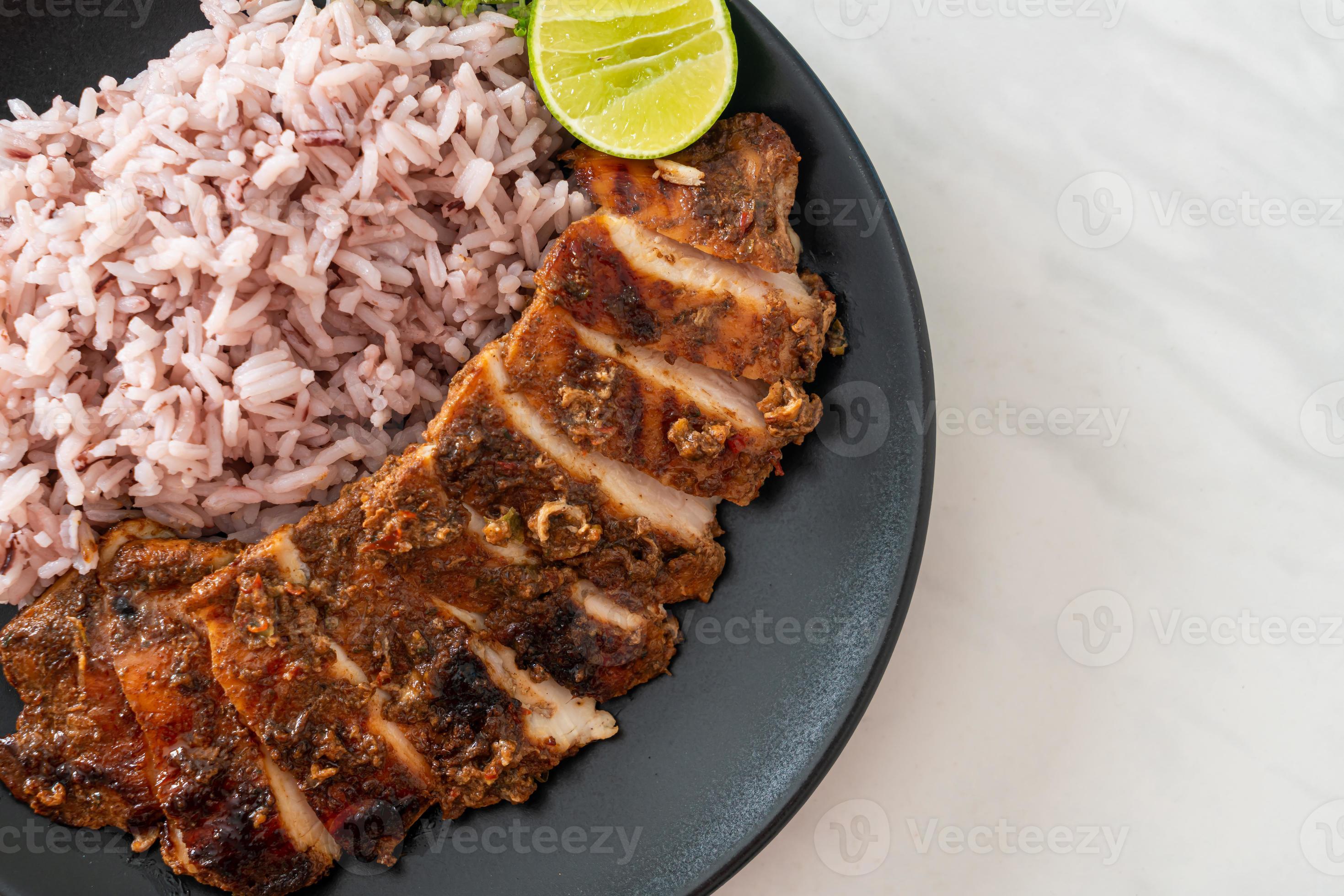 pittige gegrilde jamaicaanse jerk chicken met rijst foto