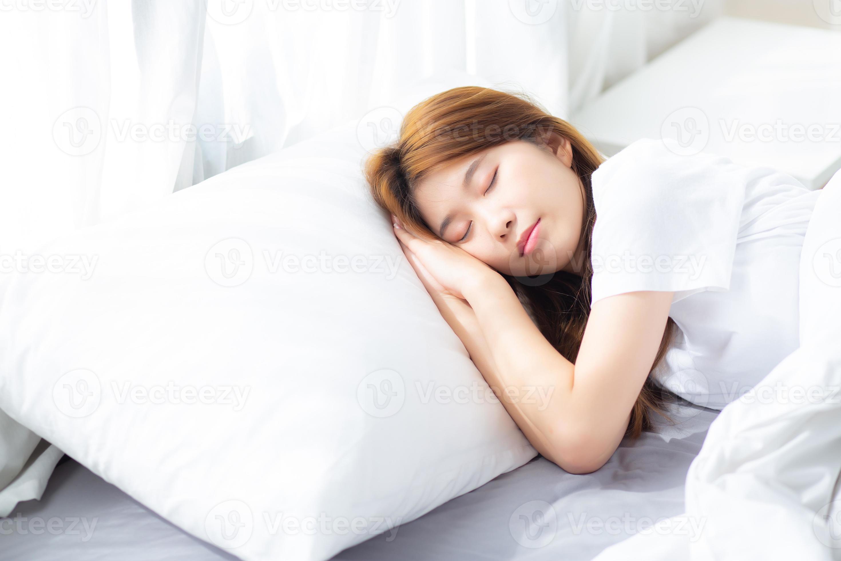 ego Hick rustig aan jonge aziatische vrouw slaap liggend in bed met hoofd op kussen. 3460085  Stockfoto