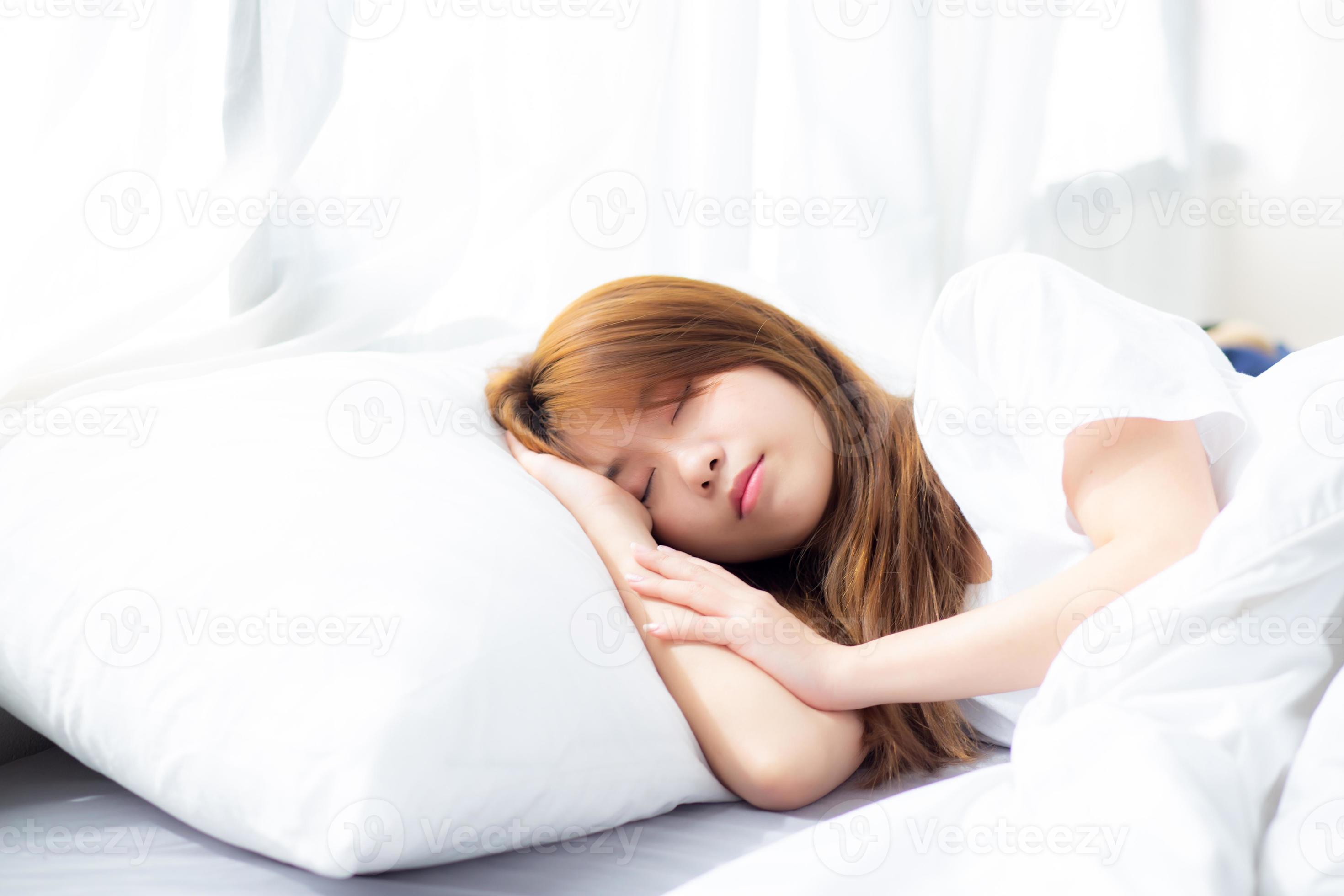 Automatisch Inspecteur Uithoudingsvermogen jonge aziatische vrouw slaap liggend in bed met hoofd op kussen. 3509284  Stockfoto