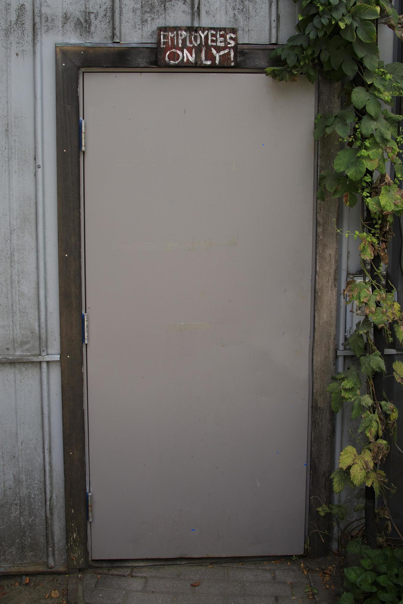 Effectief Ambacht strelen oude metalen deur aan de buitenkant van het gebouw alleen medewerkers  3529549 Stockfoto