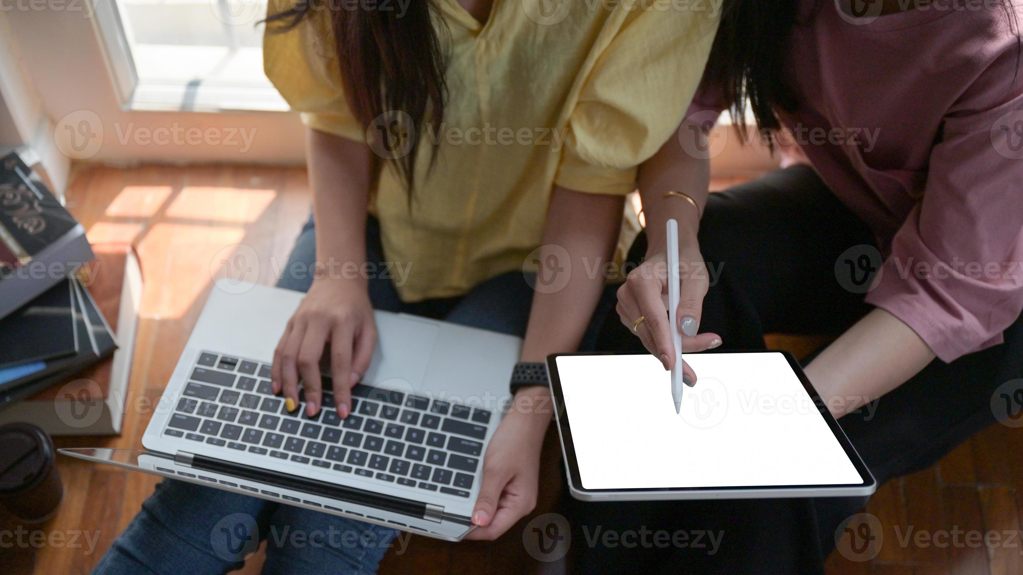 gewelddadig Karu Stal twee vrouwelijke studenten gebruiken een tablet en een laptop om thuis  online te studeren om de uitbraak van het covid-19-virus te voorkomen.  3568425 stockfoto bij Vecteezy