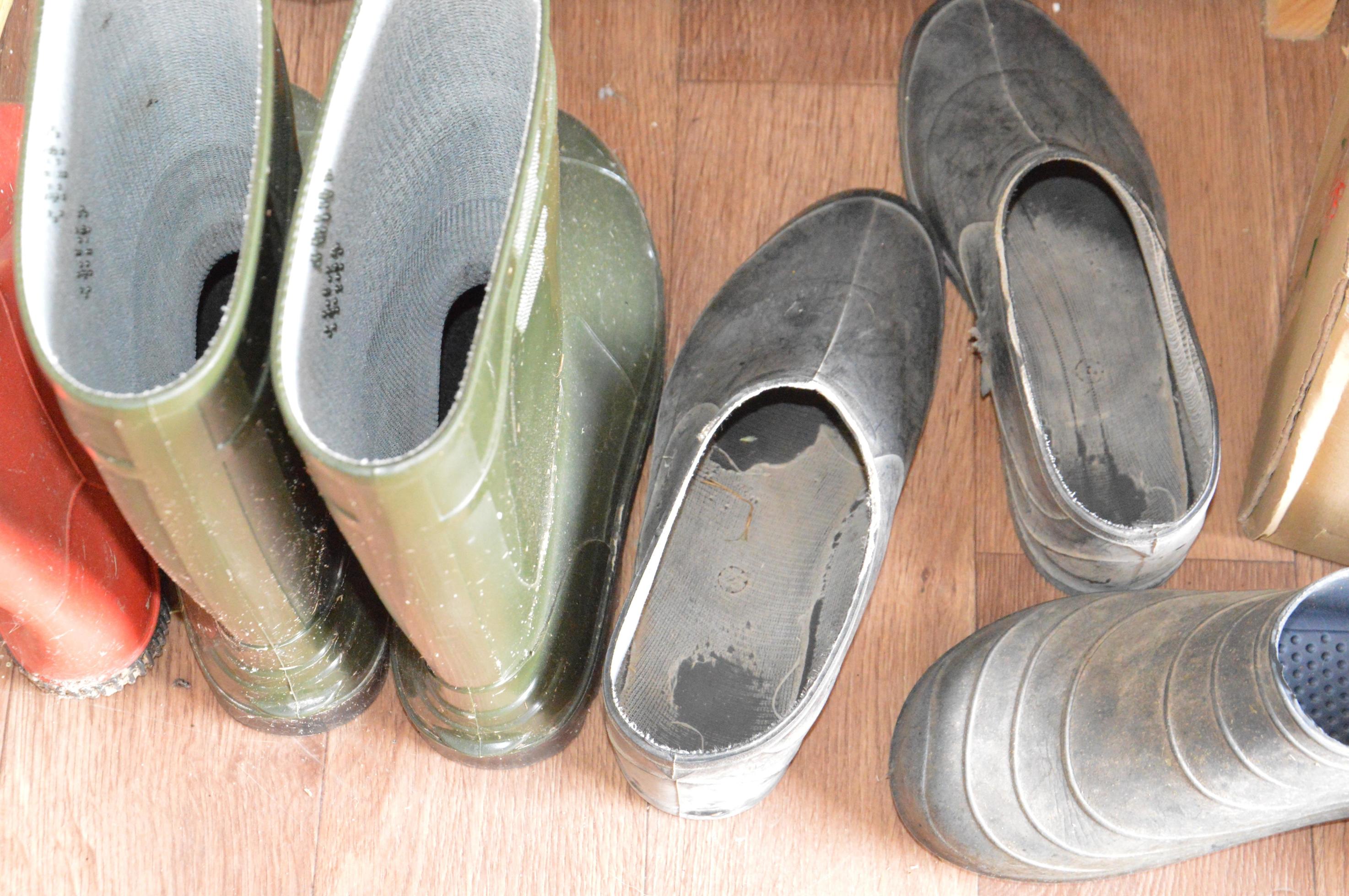 weekend ozon Uil er zijn oude schoenen voor de tuin en moestuin in het dorp 3647255 Stockfoto