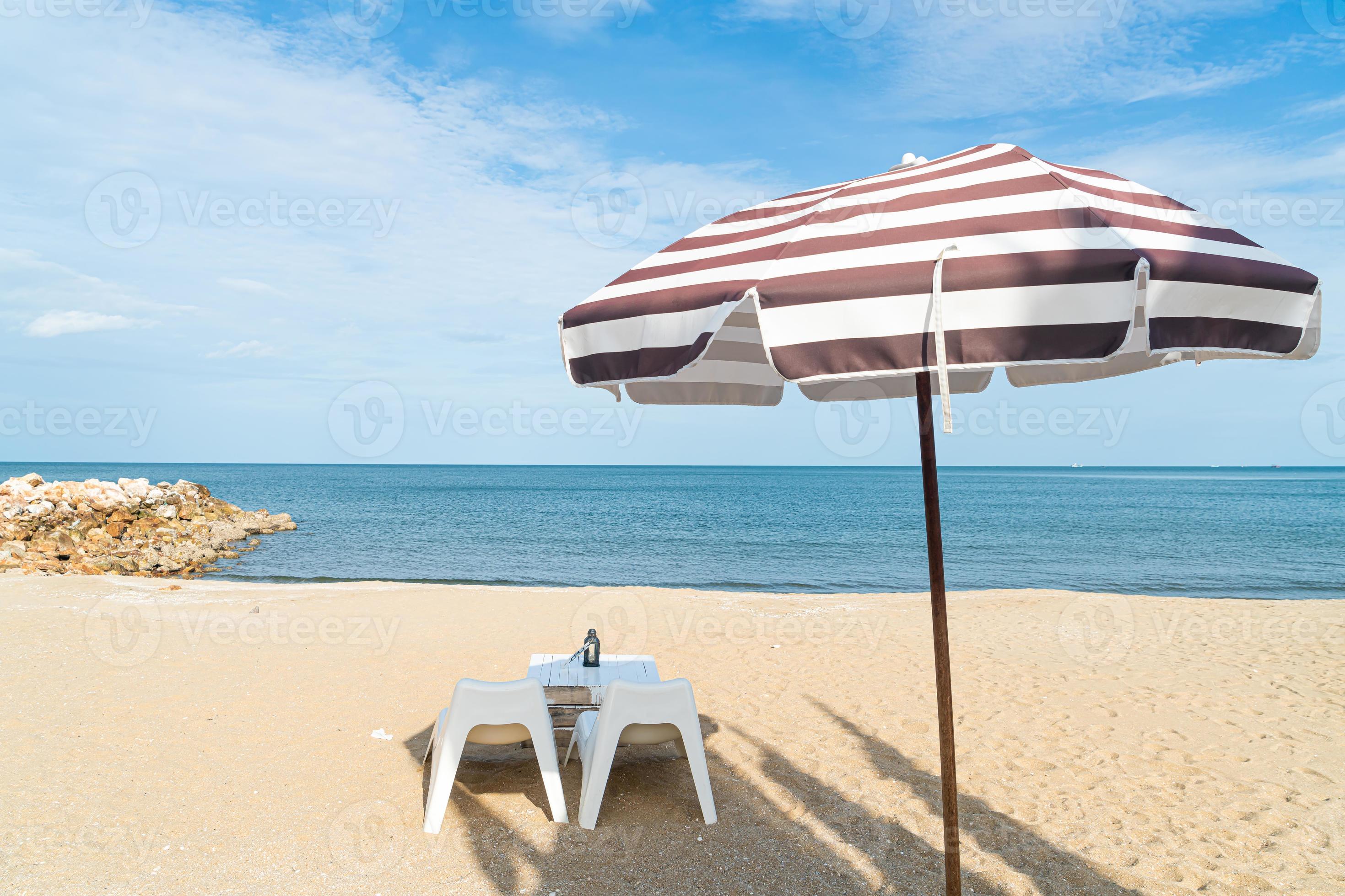 patio buiten tafel en stoel op het strand met zee strand achtergrond stockfoto bij Vecteezy