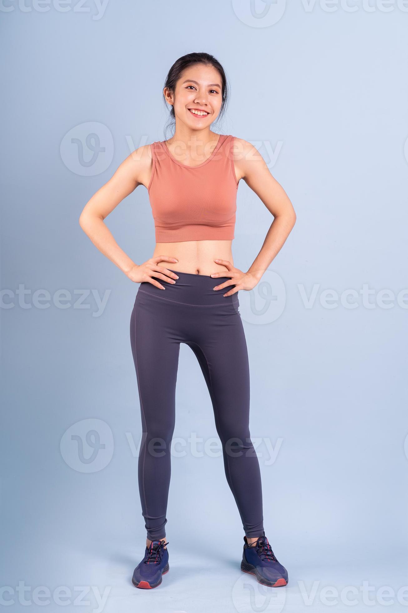 Op de grond Eerste Spotlijster mooie aziatische vrouw die sportkleding draagt en yoga-, fitness- en  sportschoolconcept doet 3714505 Stockfoto