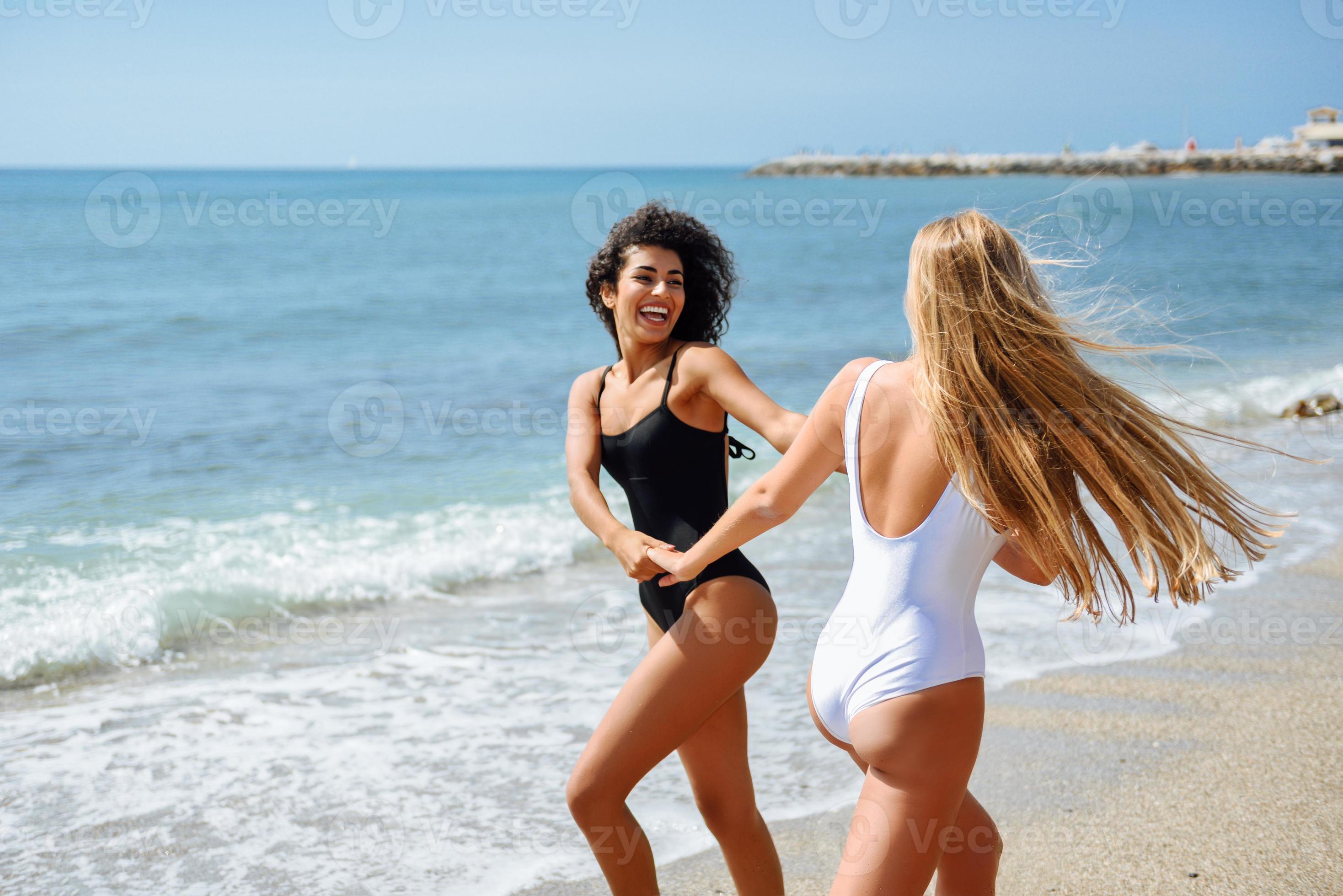 twee in die plezier hebben op het strand 3735831 Stockfoto