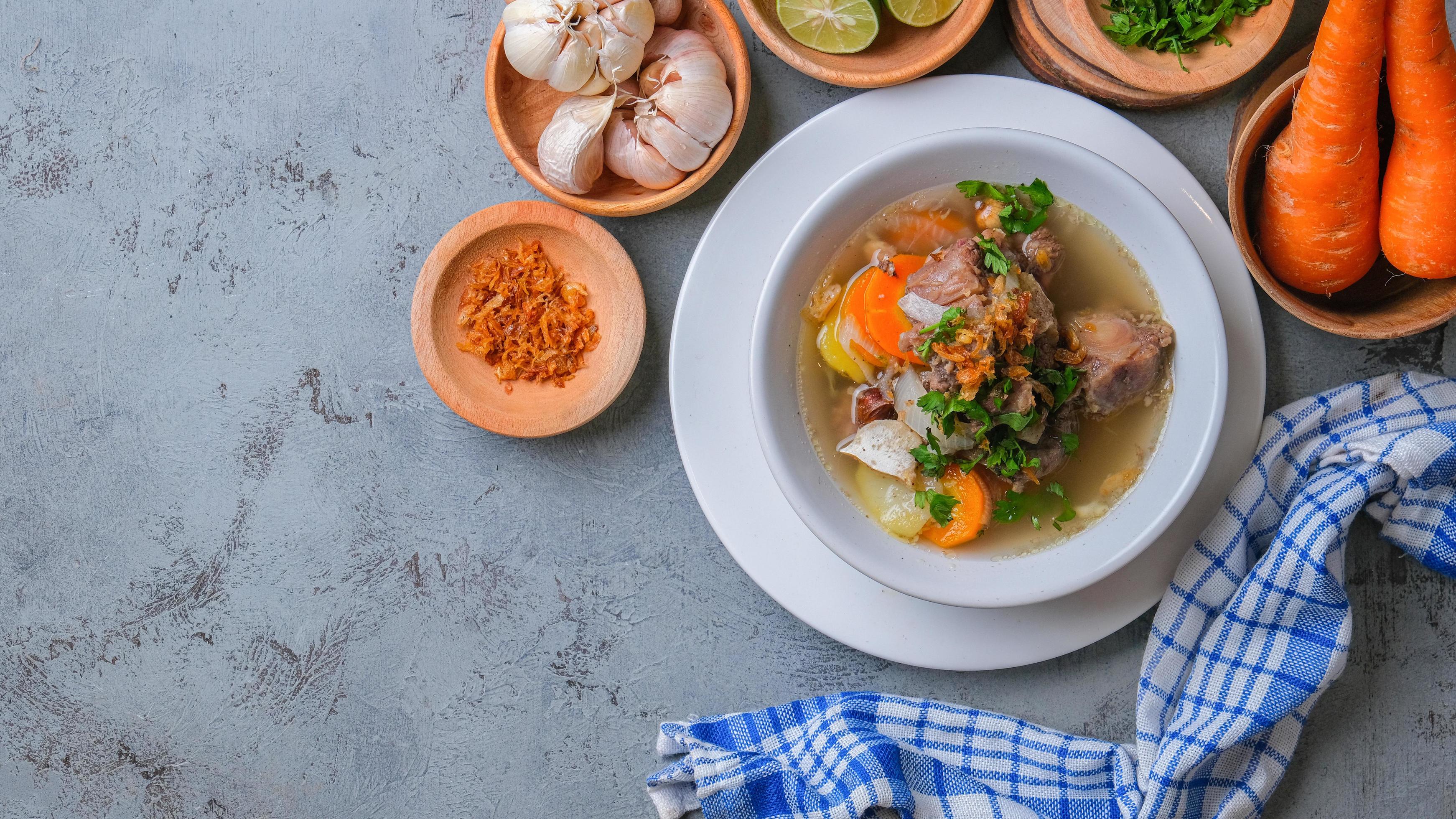 Indonesische traditionele culinaire, genaamd sop buntut of ossenstaartsoep foto