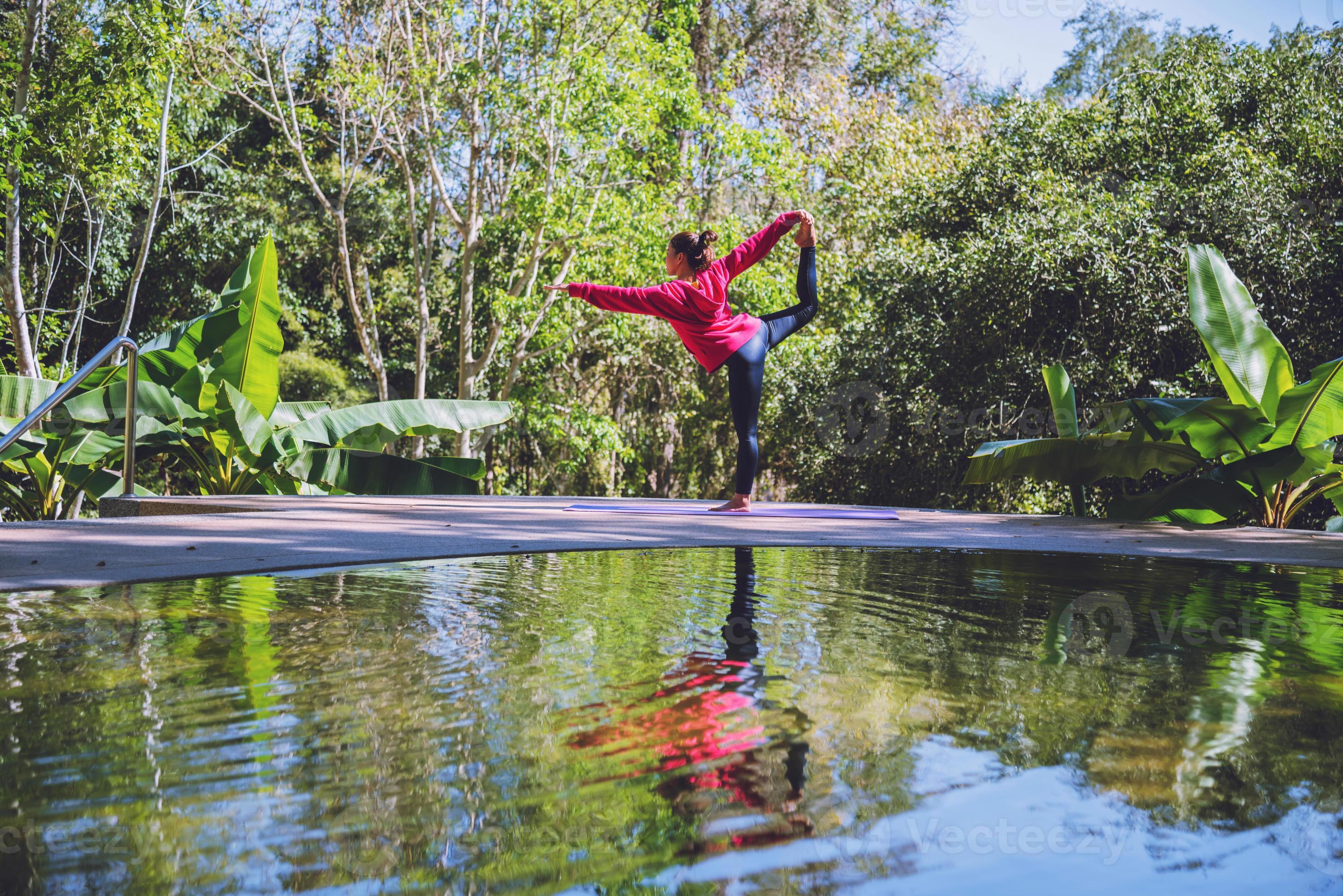 staand ontspannend lichaam, yoga-oefening. warmwaterbronnen in nationaal park, reizen in de natuur met warmwaterbronnen, ontspannen en sporten bij het zwembad. foto