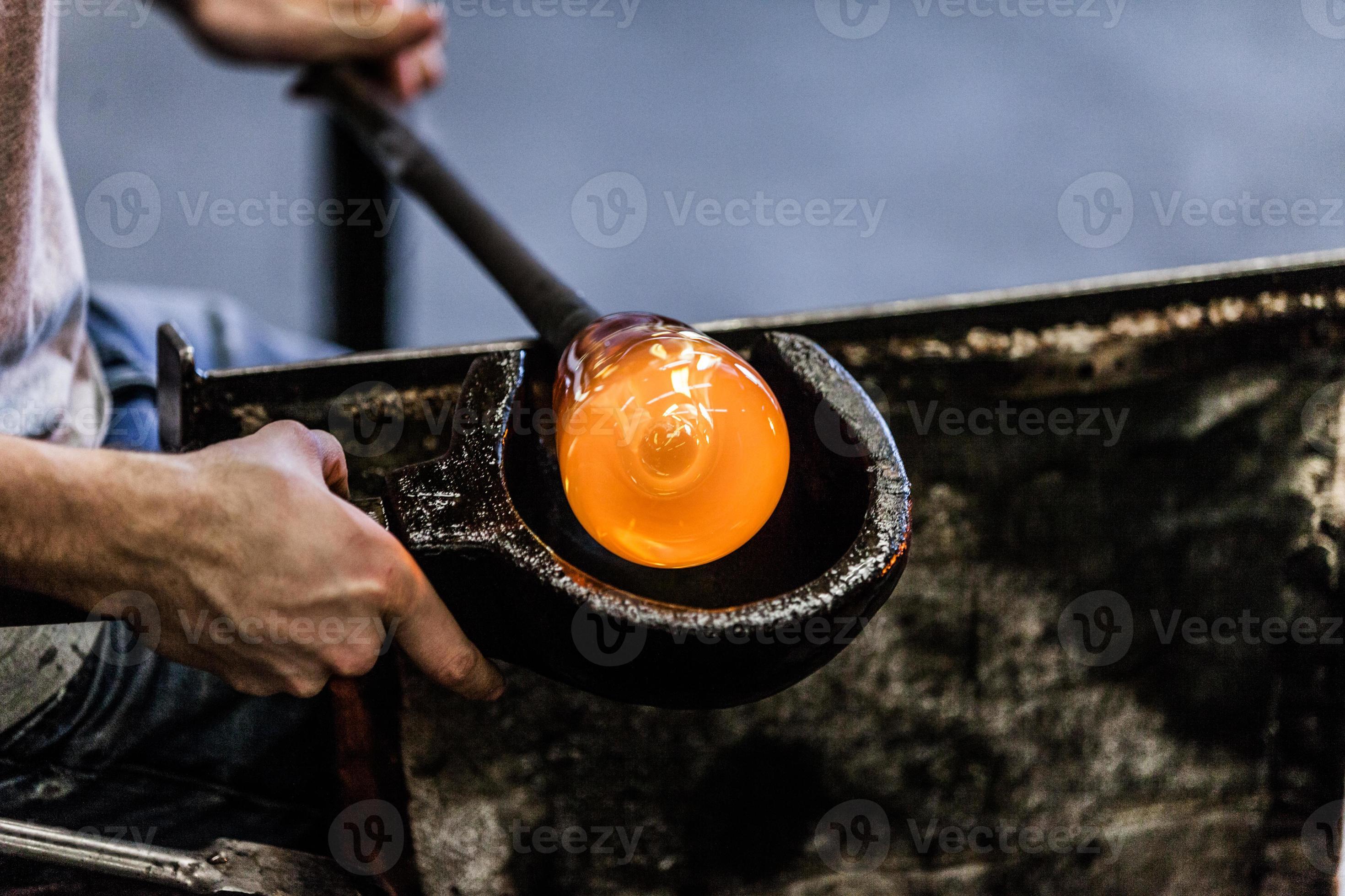 brandwond geur Druipend man handen close-up werken aan een stuk geblazen glas 4298487 Stockfoto