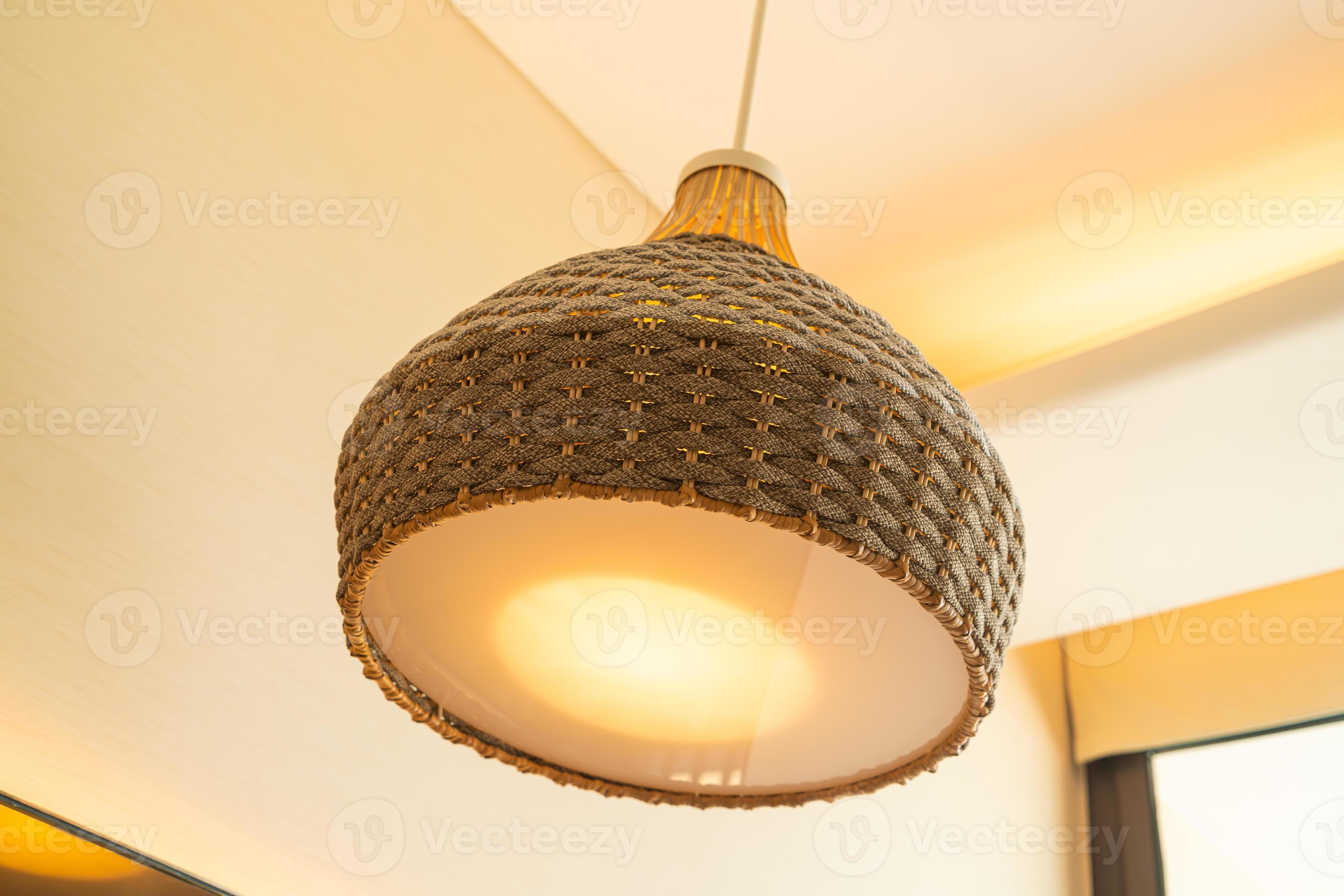 wijsvinger trui kust close-up mooie rieten lamp met verlichting 4423759 stockfoto bij Vecteezy